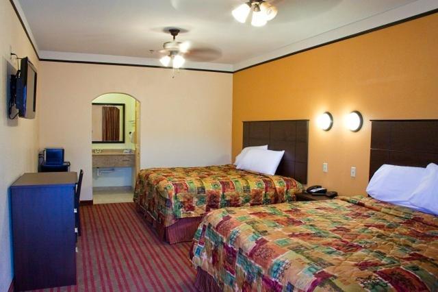 King Room with Two King Beds - Photo 3