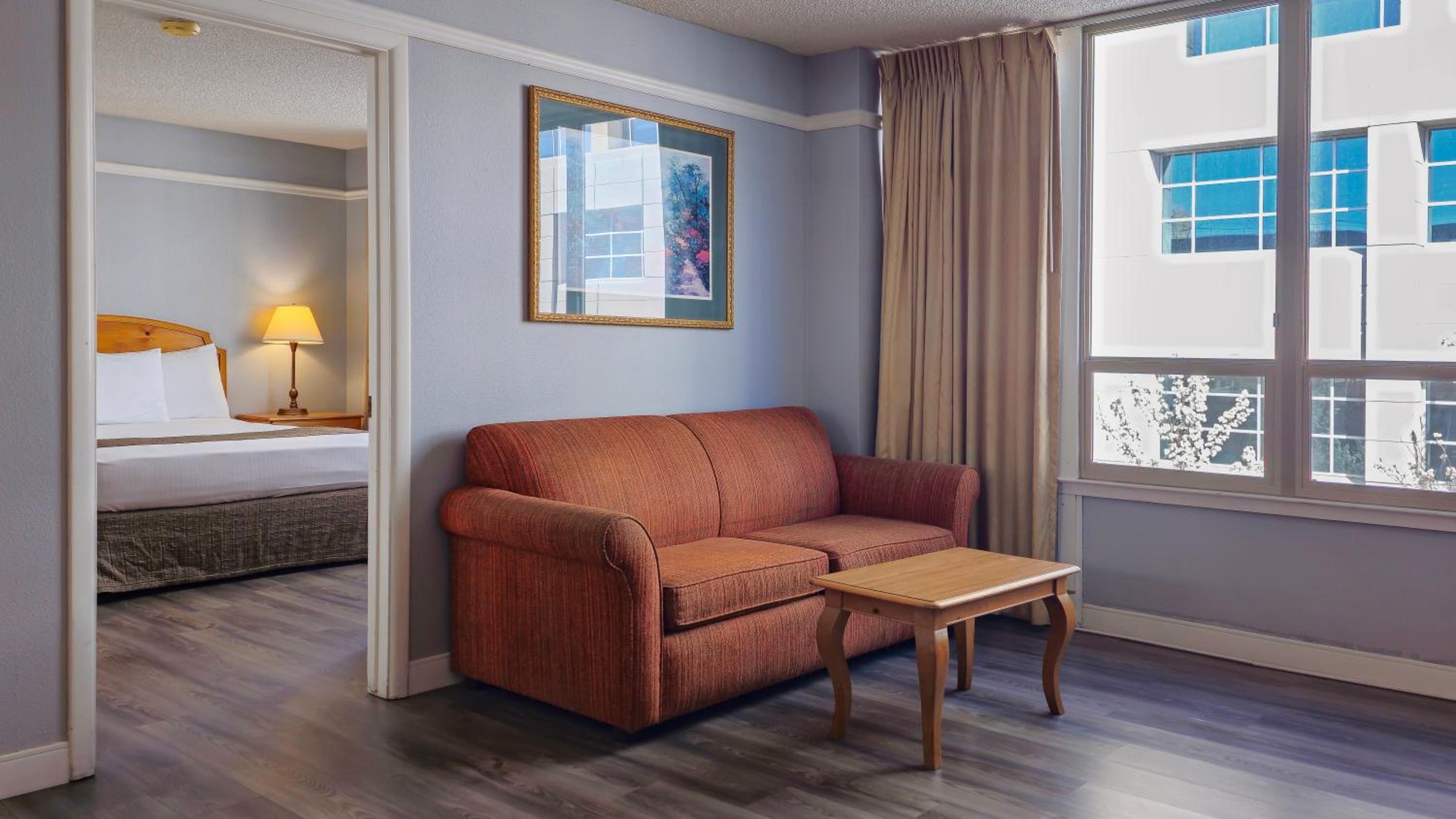 Deluxe Queen Suite