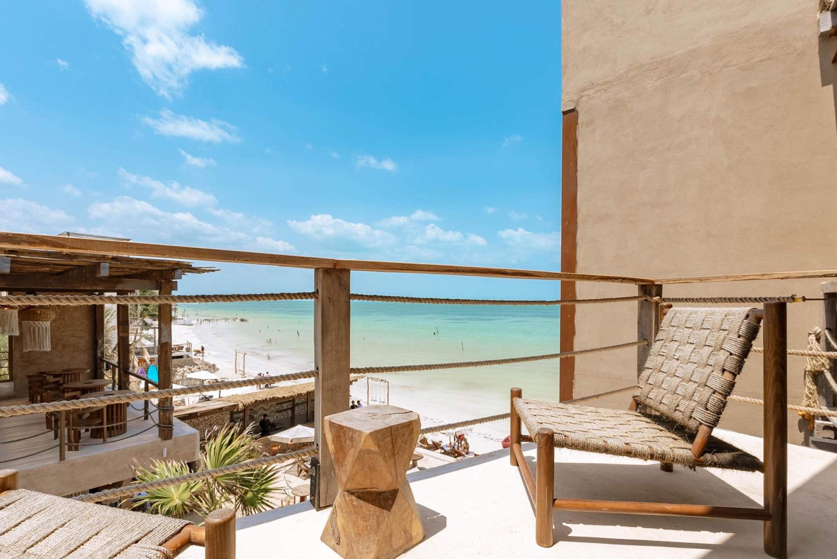 Deluxe Suite with Sea View - Photo 8