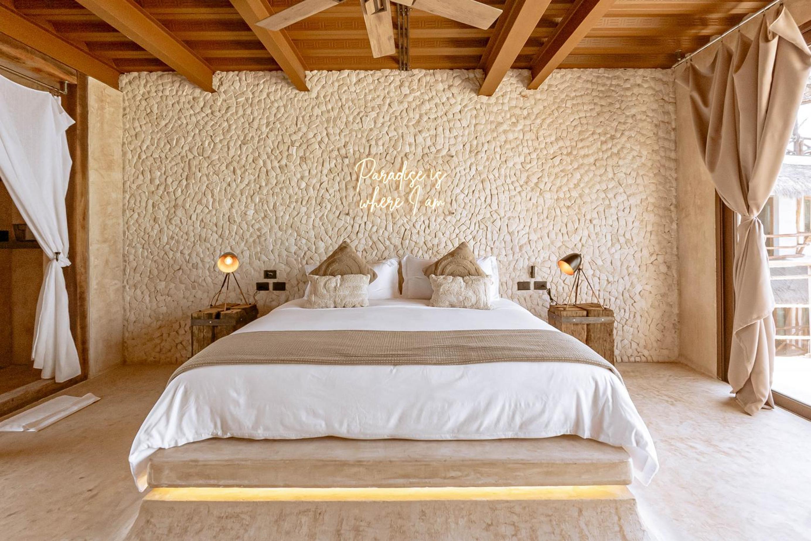 Deluxe Suite with Sea View - Photo 3