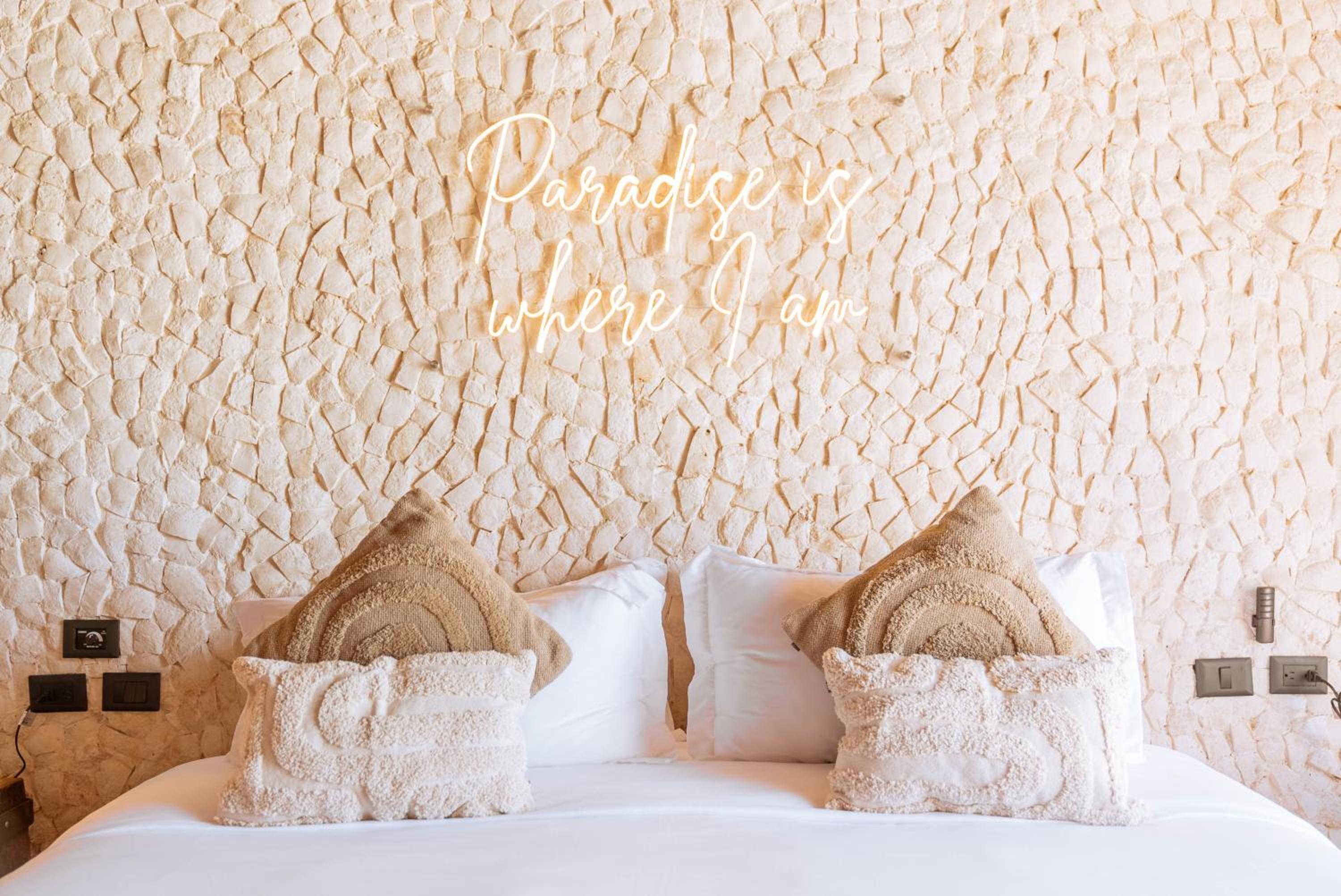 Deluxe Suite with Sea View - Photo 4