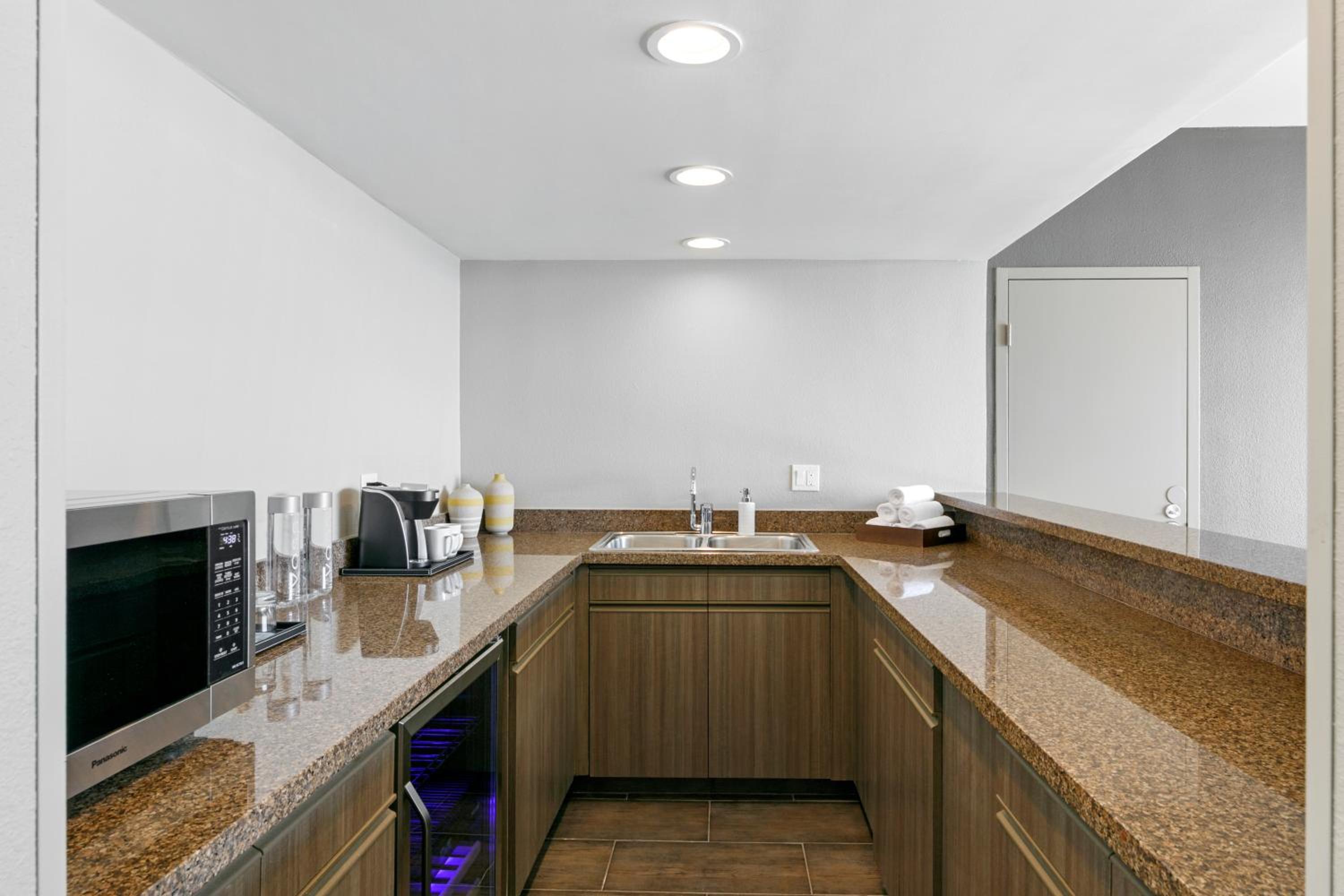 King Suite with Point Loma View -  Non-Smoking thumbnail 5