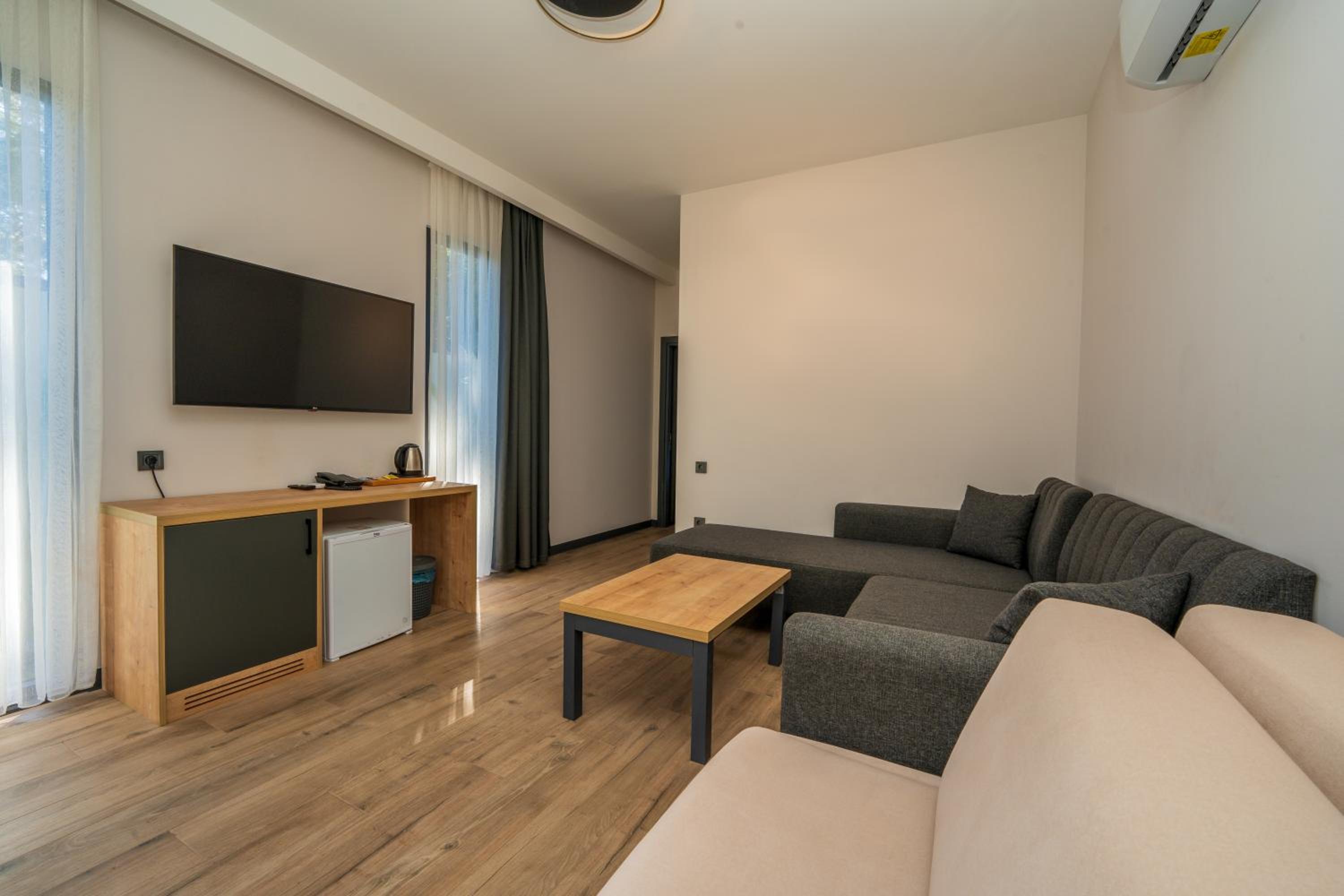 PALM SUITES photo 3