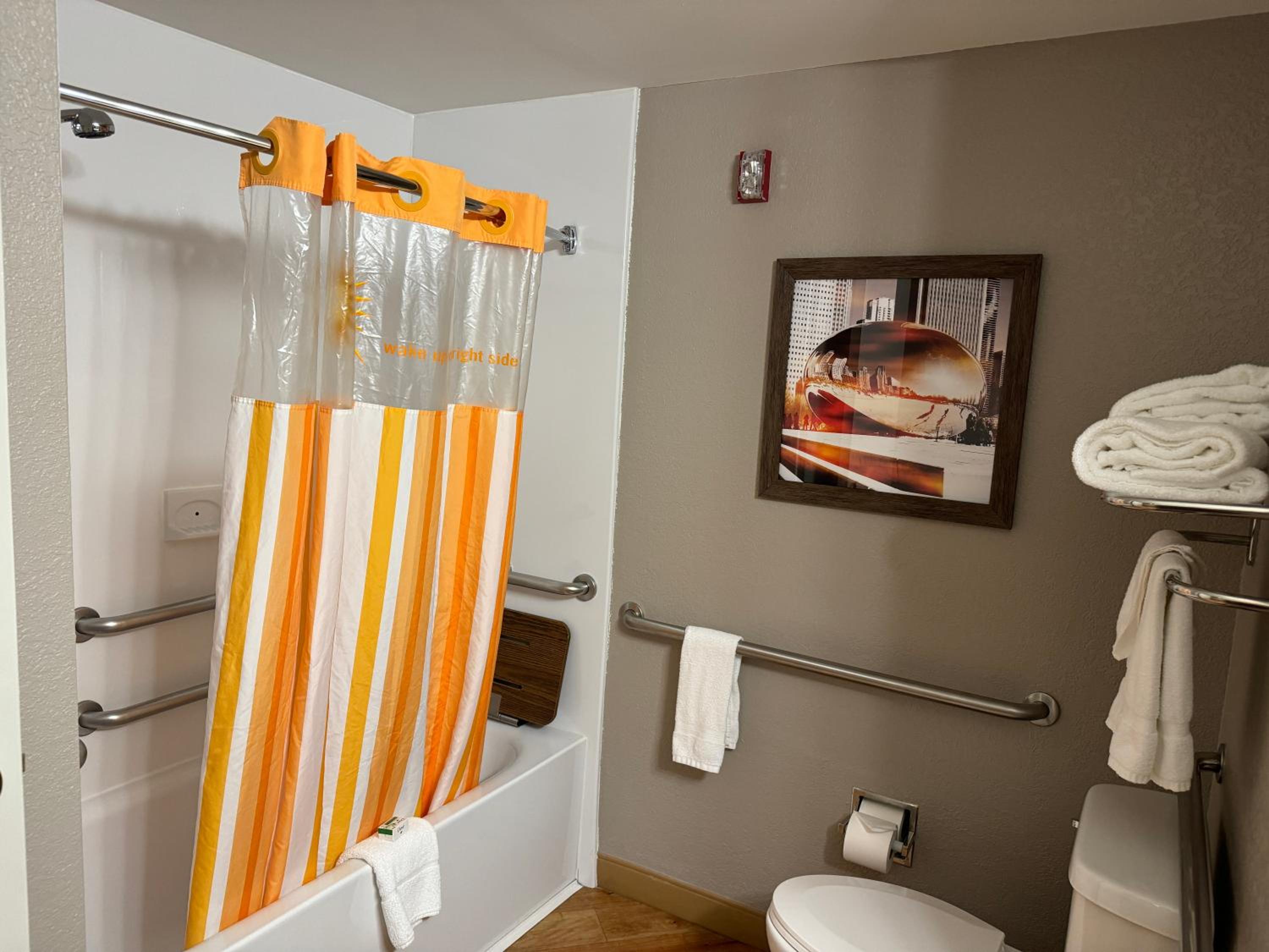 Deluxe King Suite - Non-Smoking - Photo 4