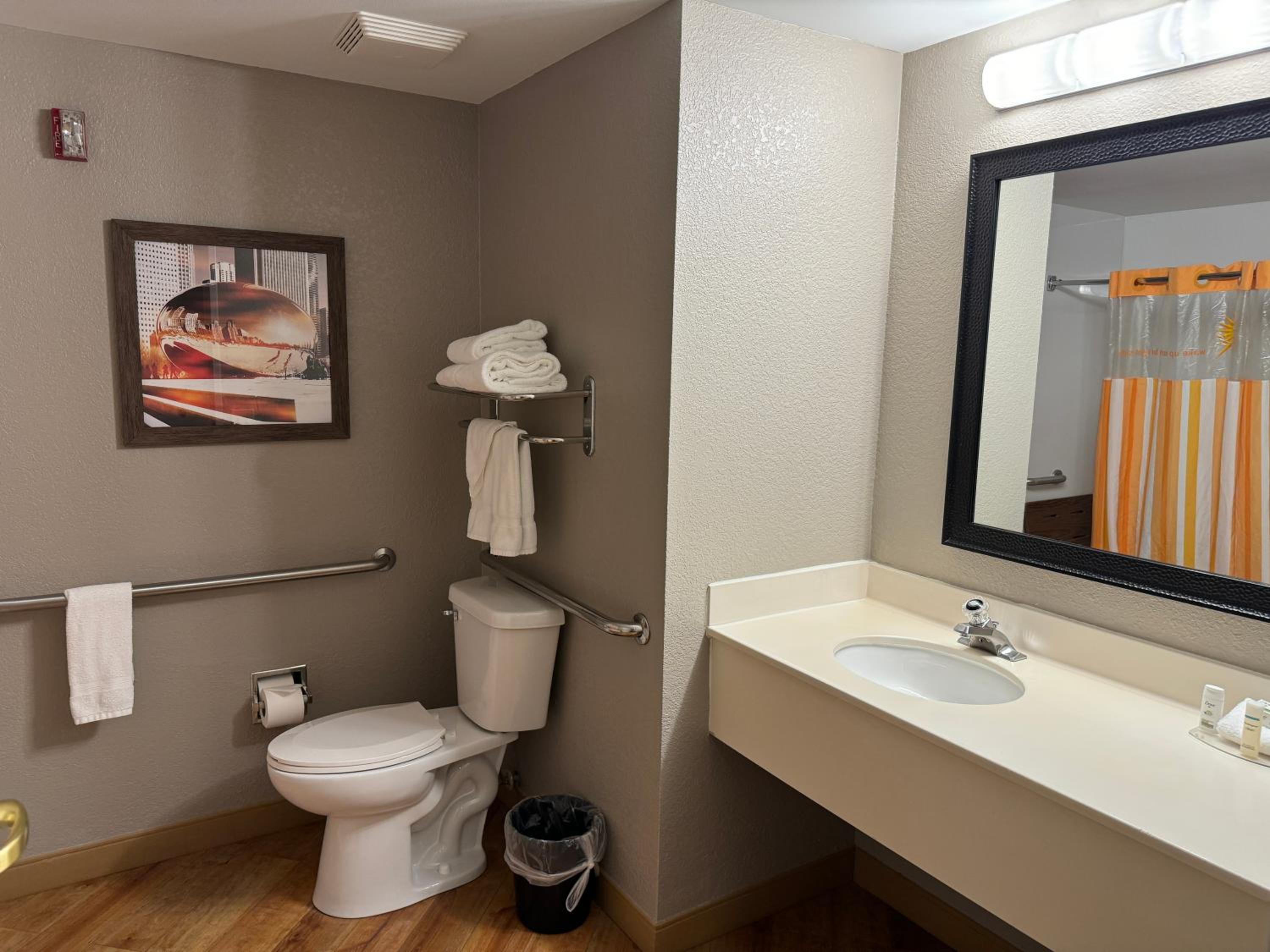 Deluxe King Suite - Non-Smoking - Photo 7
