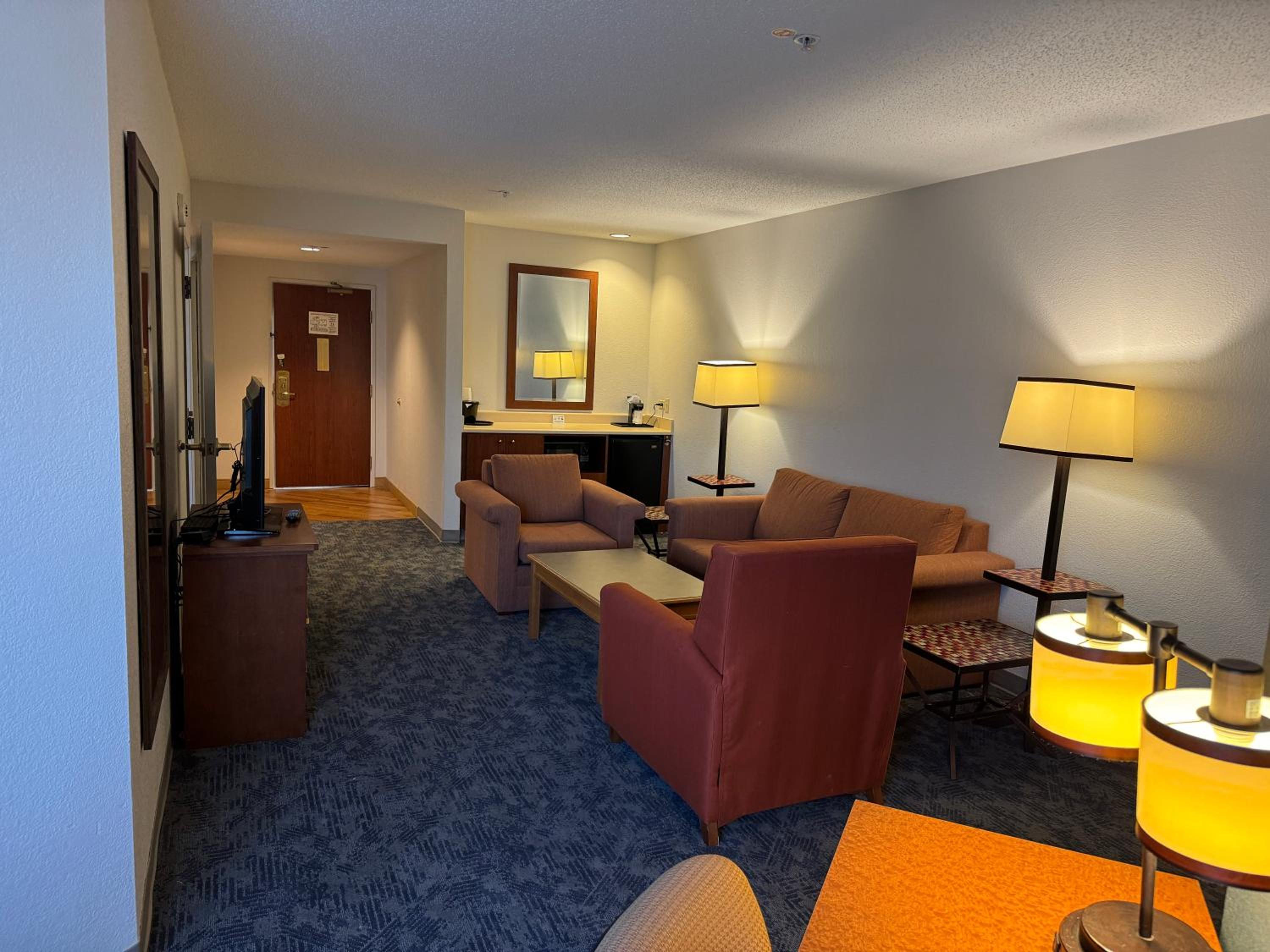 Deluxe King Suite - Non-Smoking - Photo 2