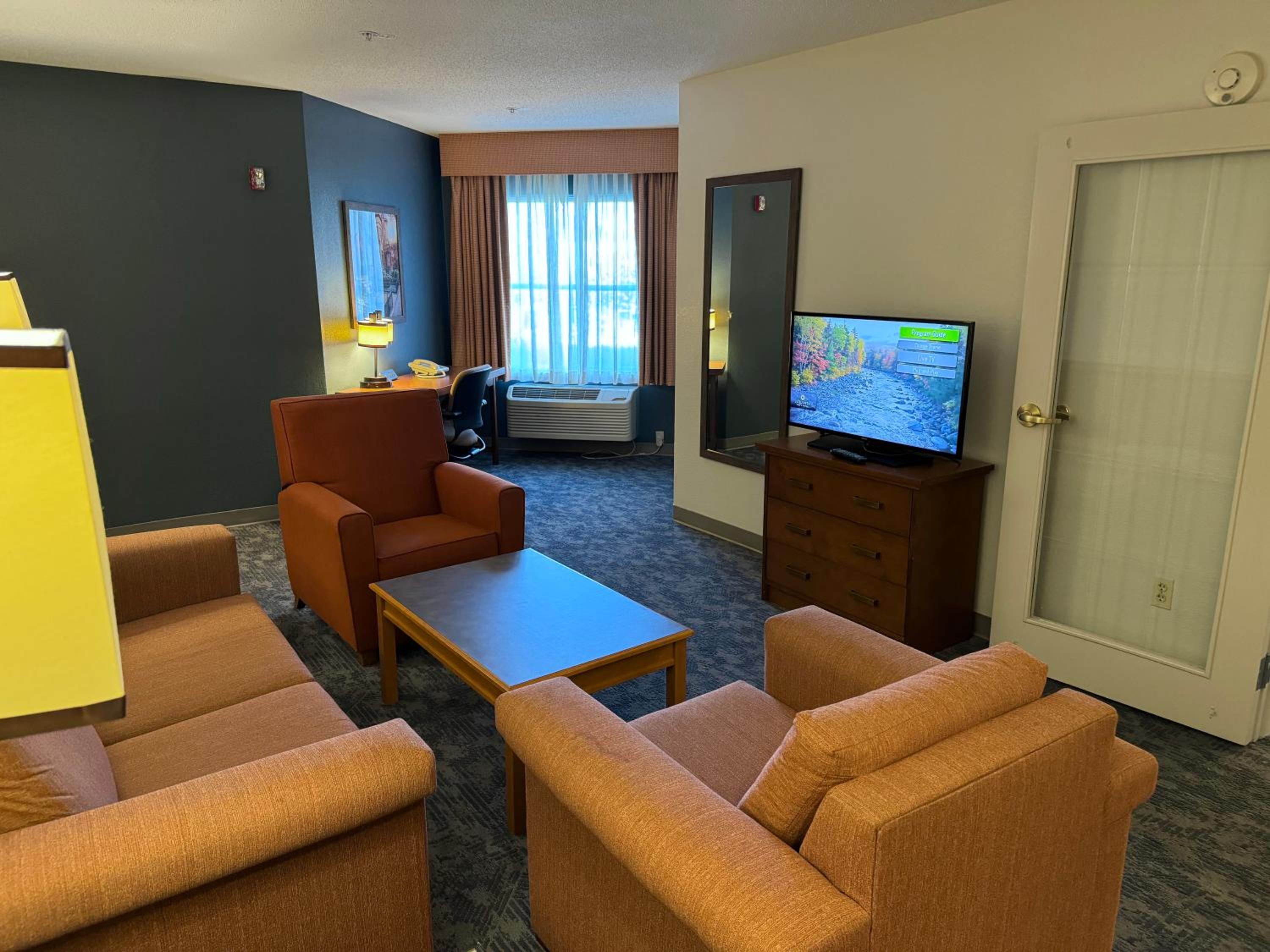 Deluxe King Suite - Non-Smoking - Photo 5