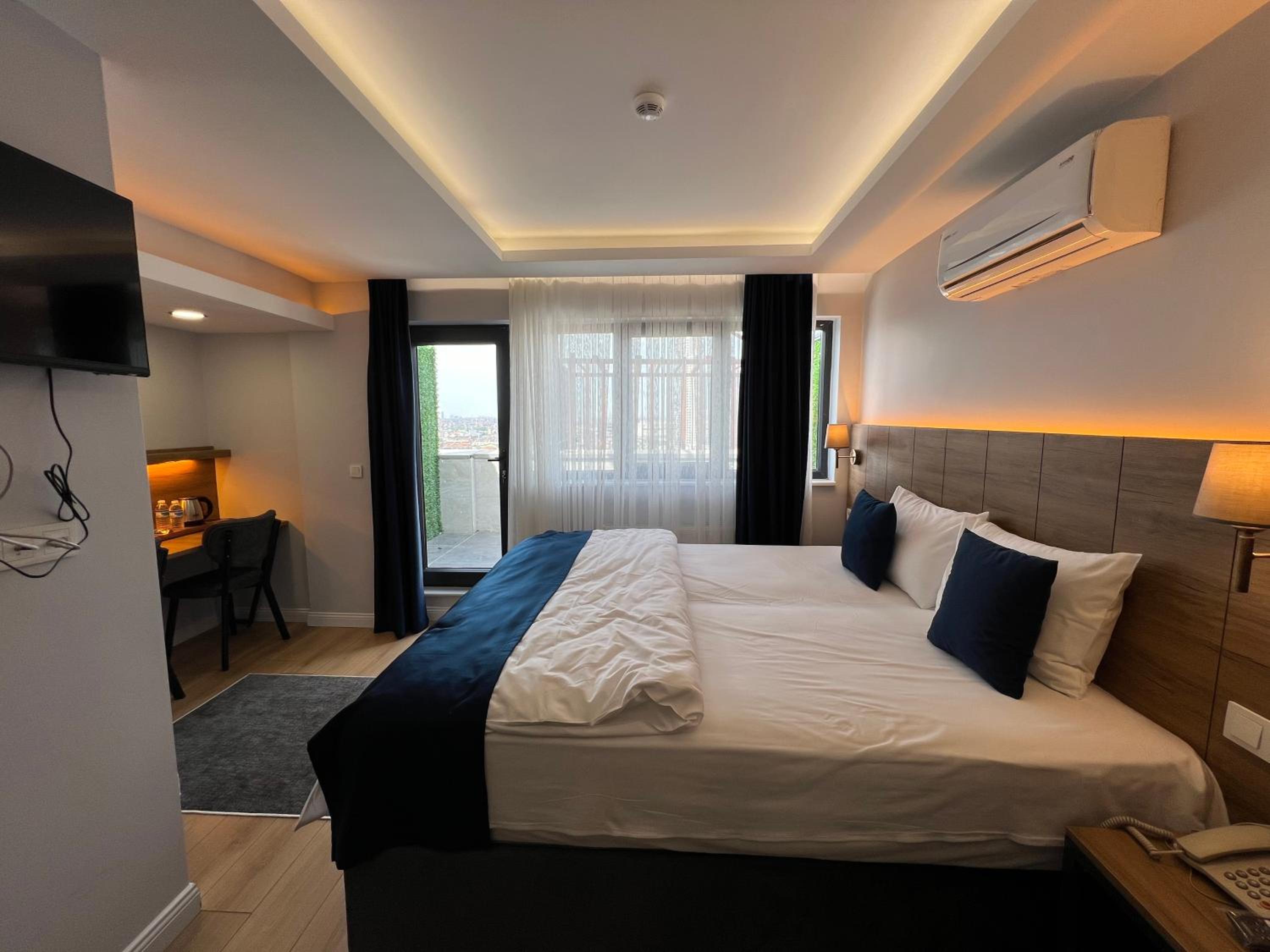 Deluxe Double Room with Balcony and Sea View photo 1