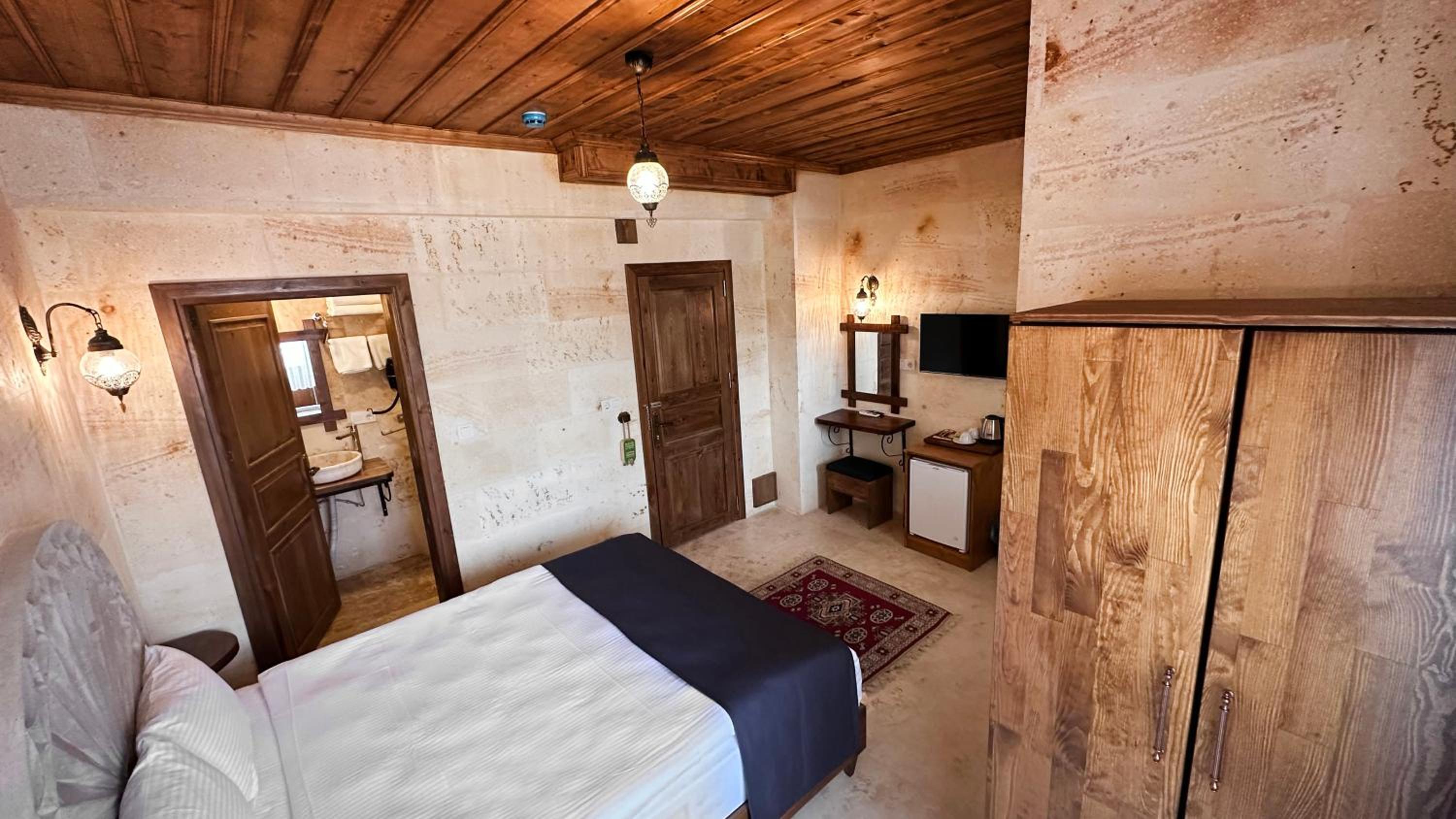 Deluxe Double Room with Balcony photo 3