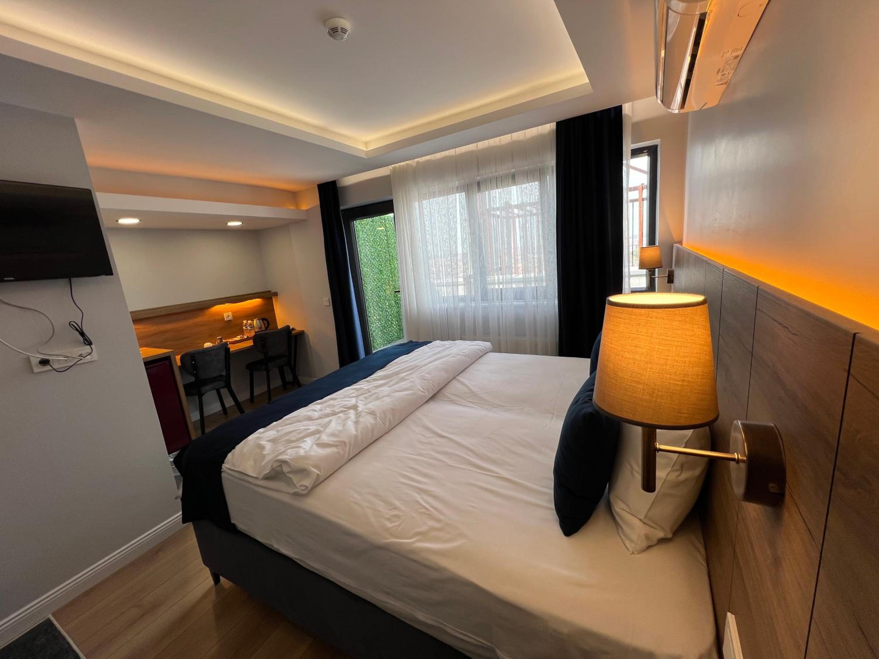 Deluxe Double Room with Balcony and Sea View photo 3