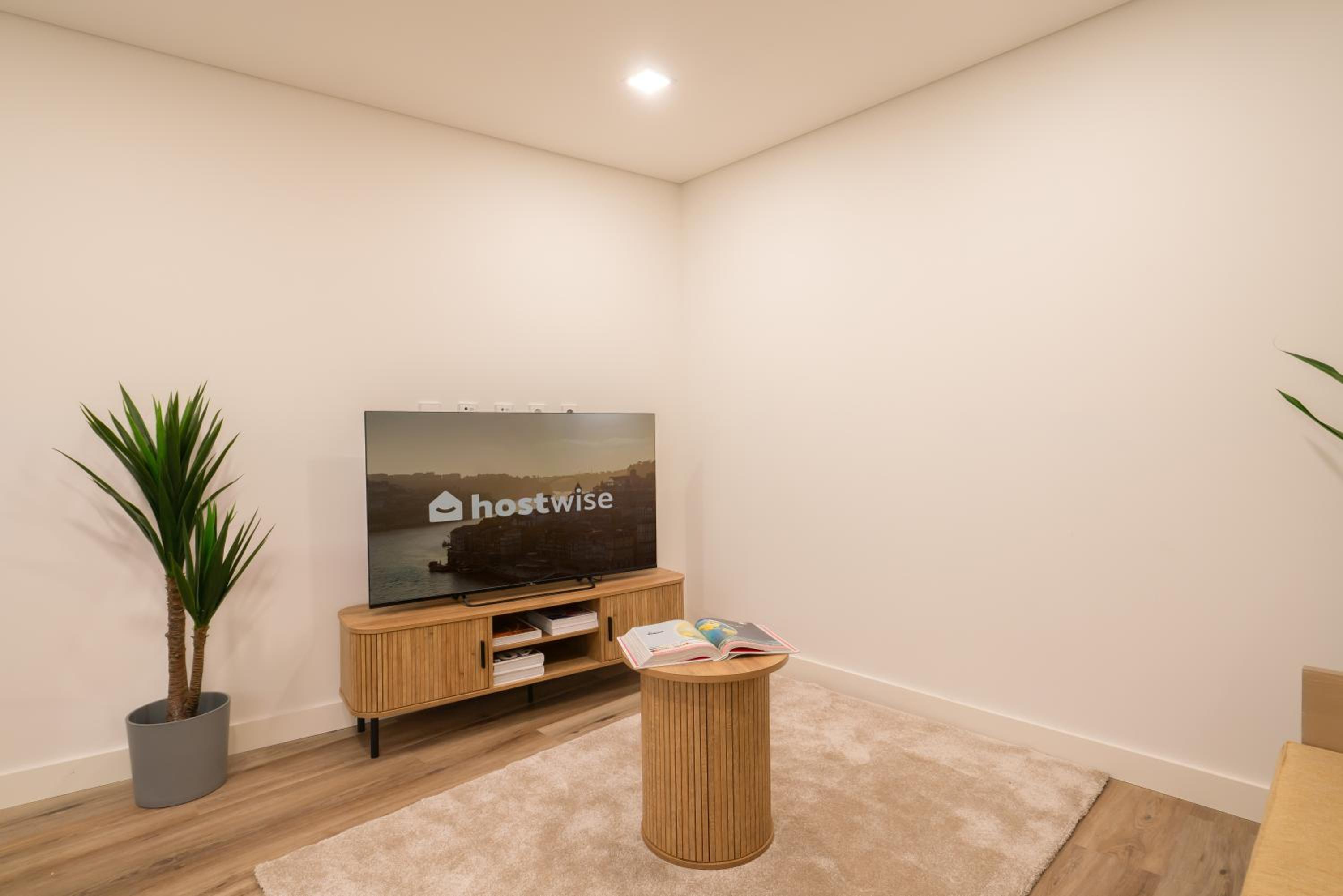 Budget Double Room - Photo 11