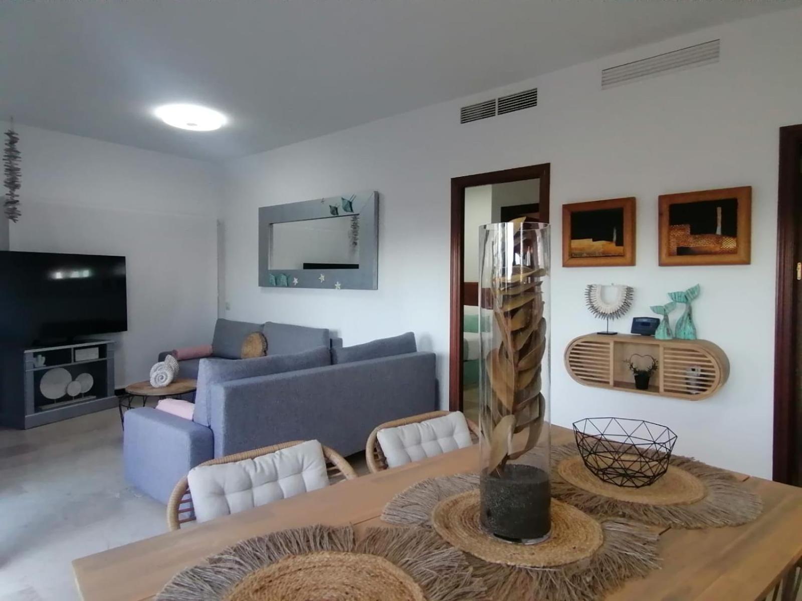 Apartamento de tres habitaciones con vista a la marina
