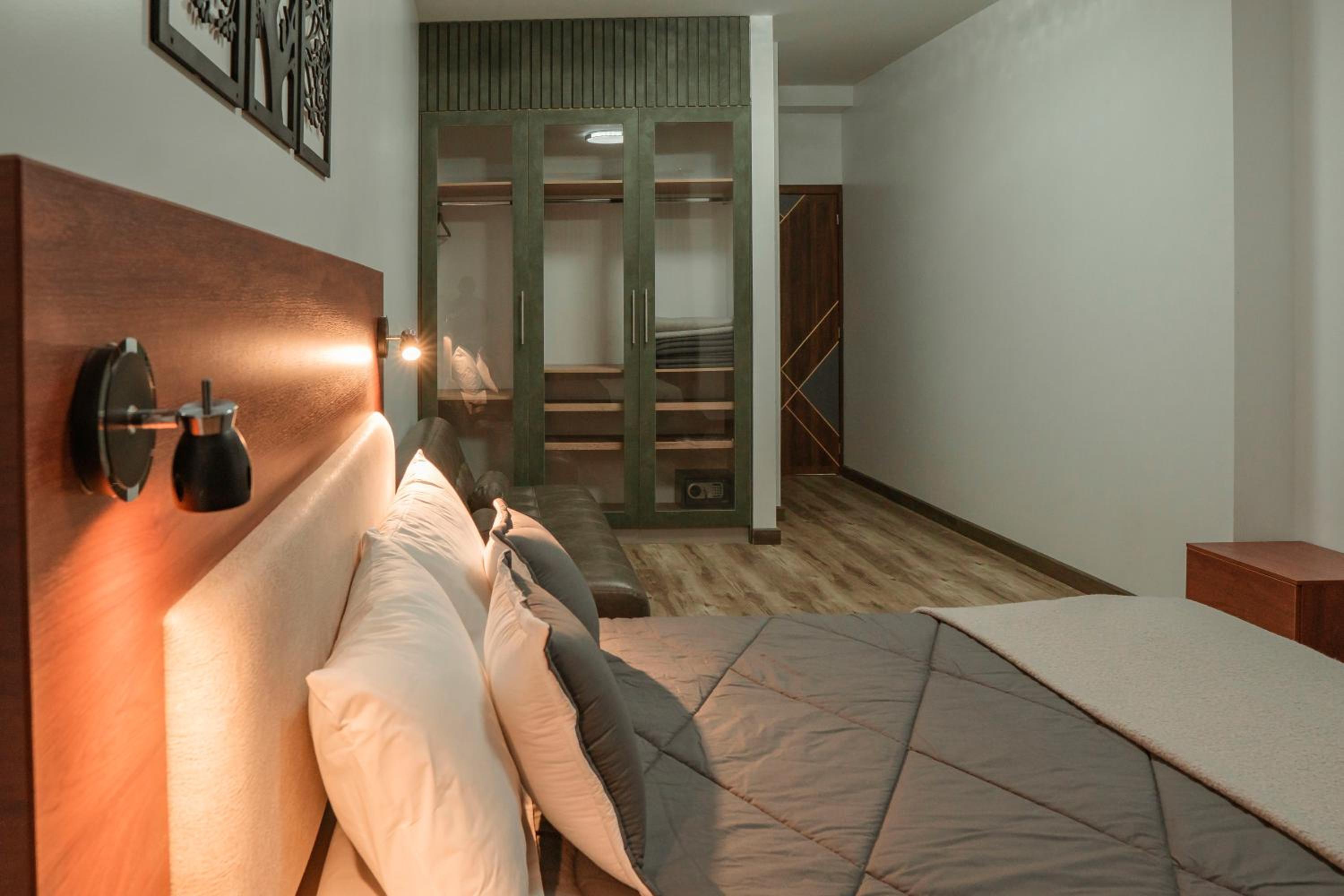 Deluxe Room (2 Adults + 1 Child)