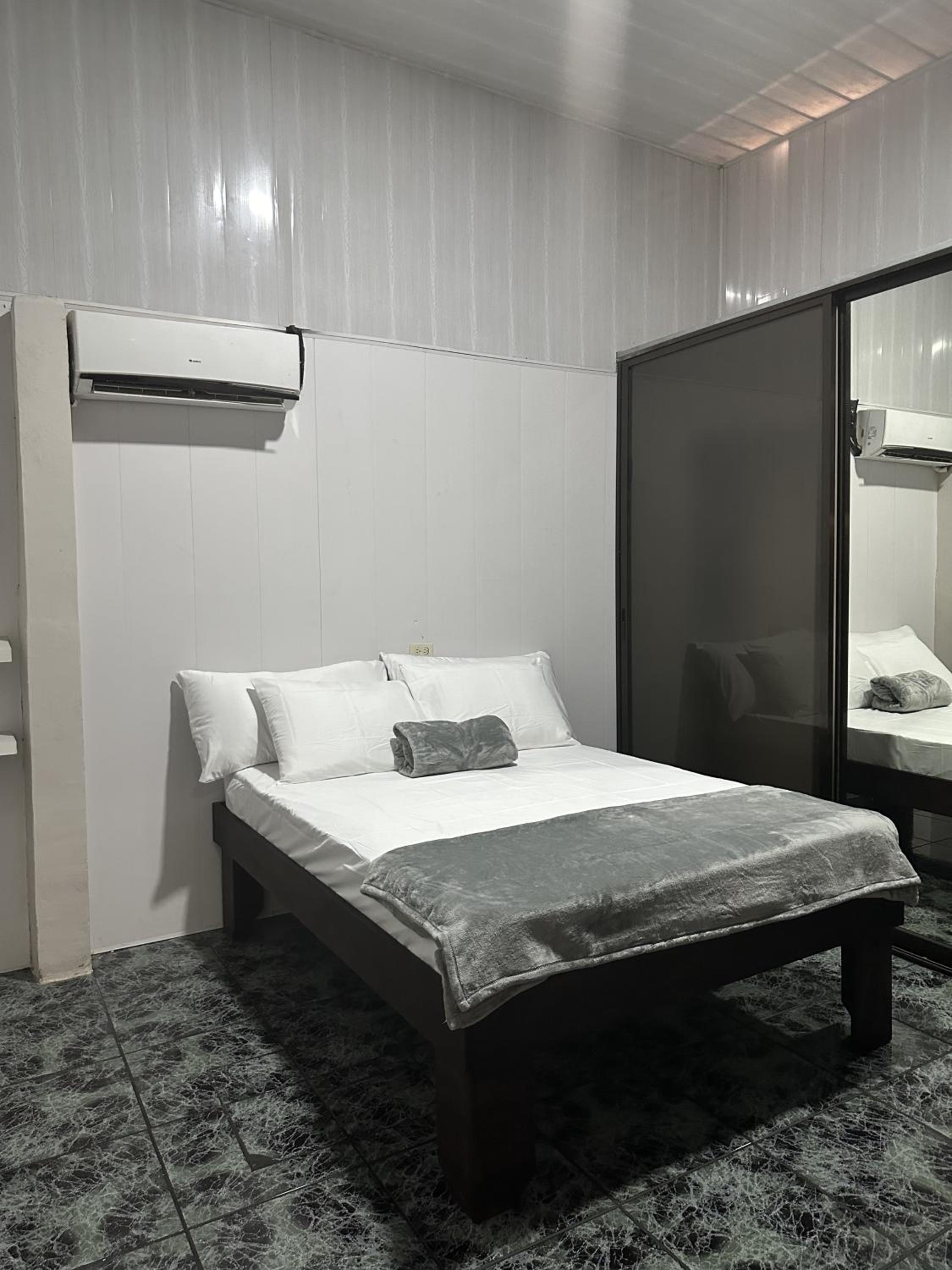 Double Room with Shared Bathroom photo 3