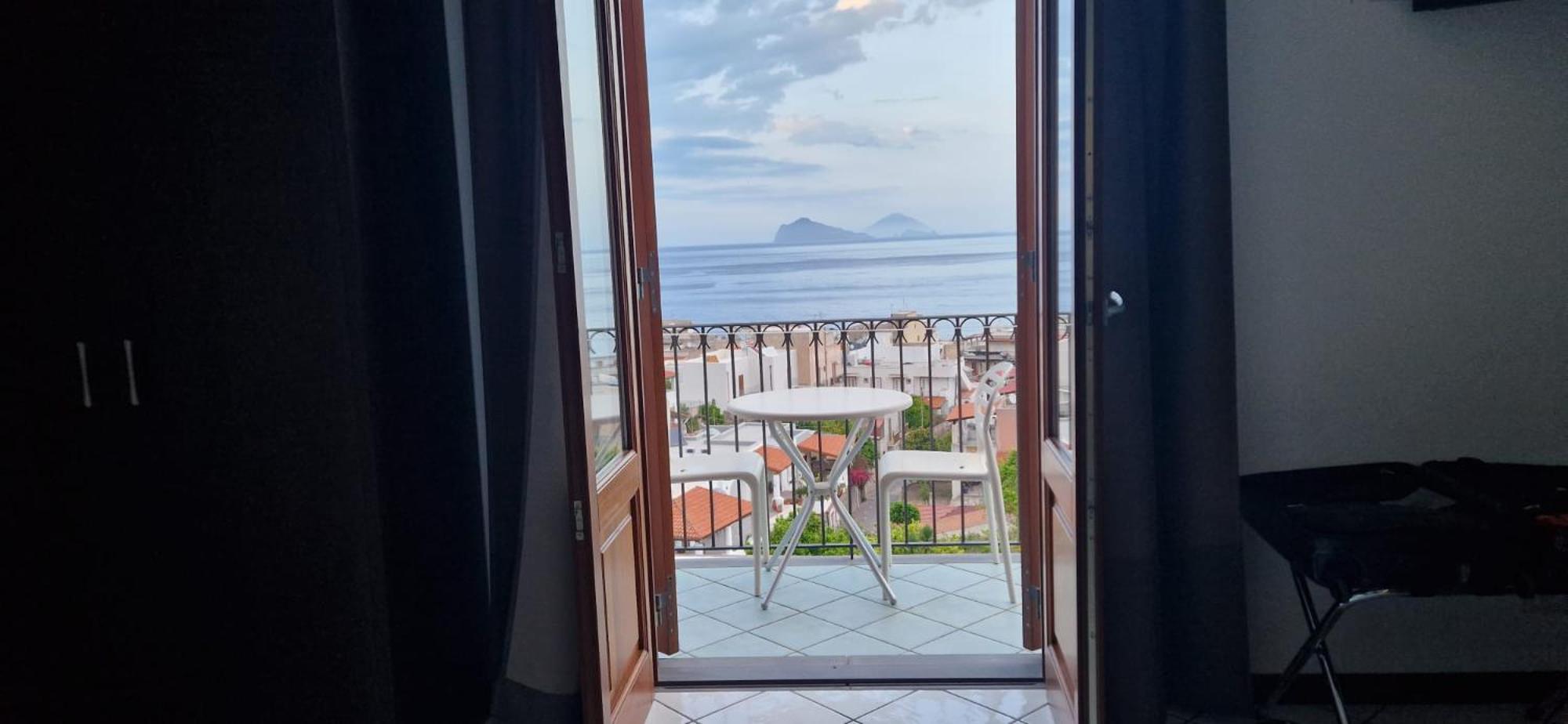 Double or Twin Room with Balcony and Sea View - Photo 7