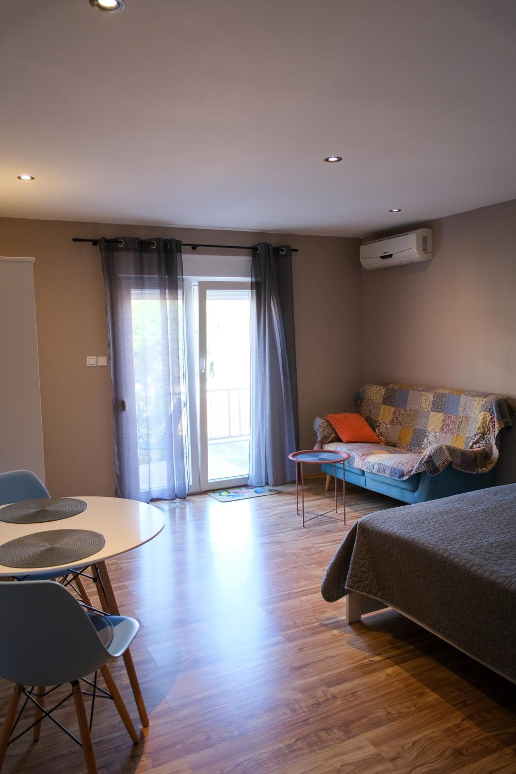 Studio Apartment - Photo 1