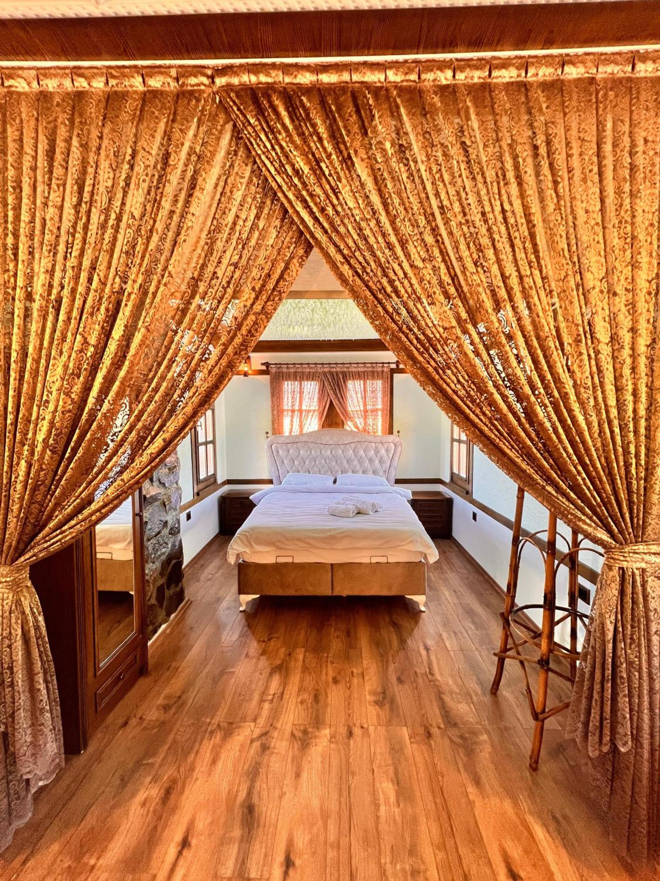 Studio Apartment with Queen Bed photo 1
