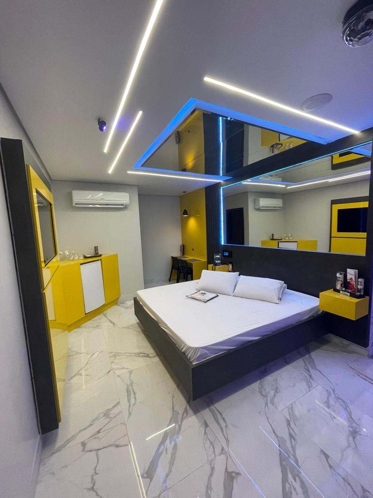 Deluxe Suite with Spa Bath photo 2
