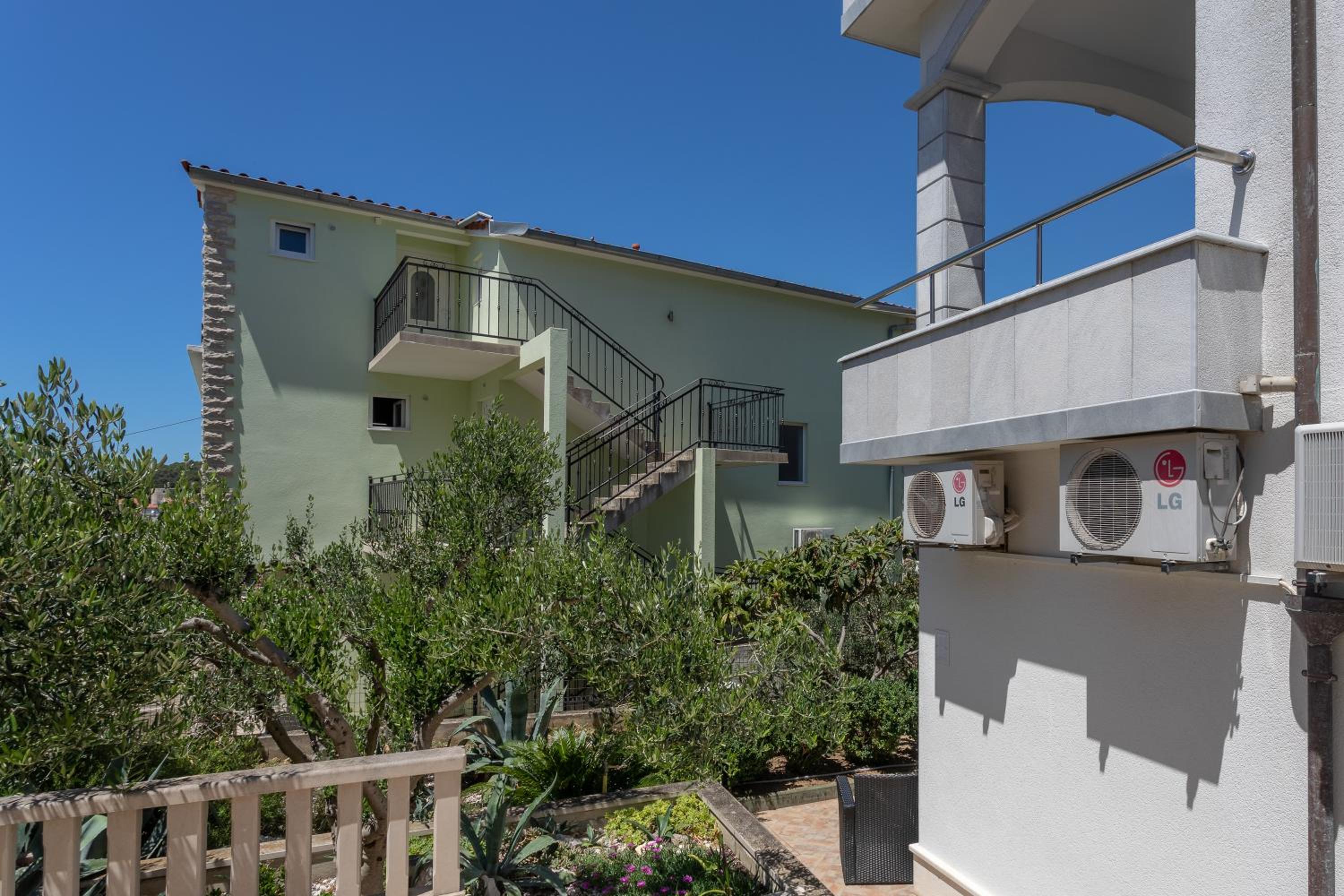 One-Bedroom Apartment with Garden View photo 2