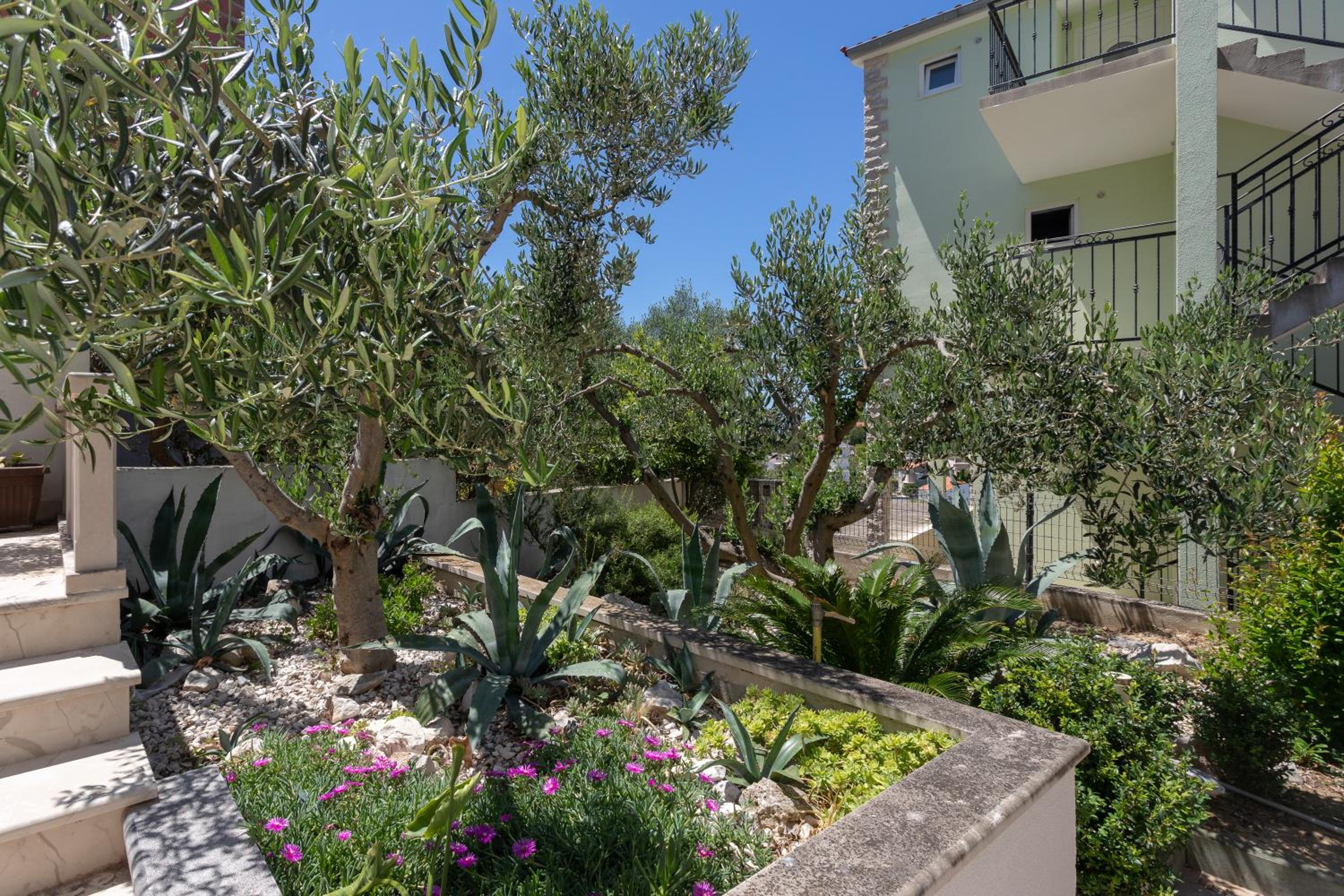 One-Bedroom Apartment with Garden View photo 1