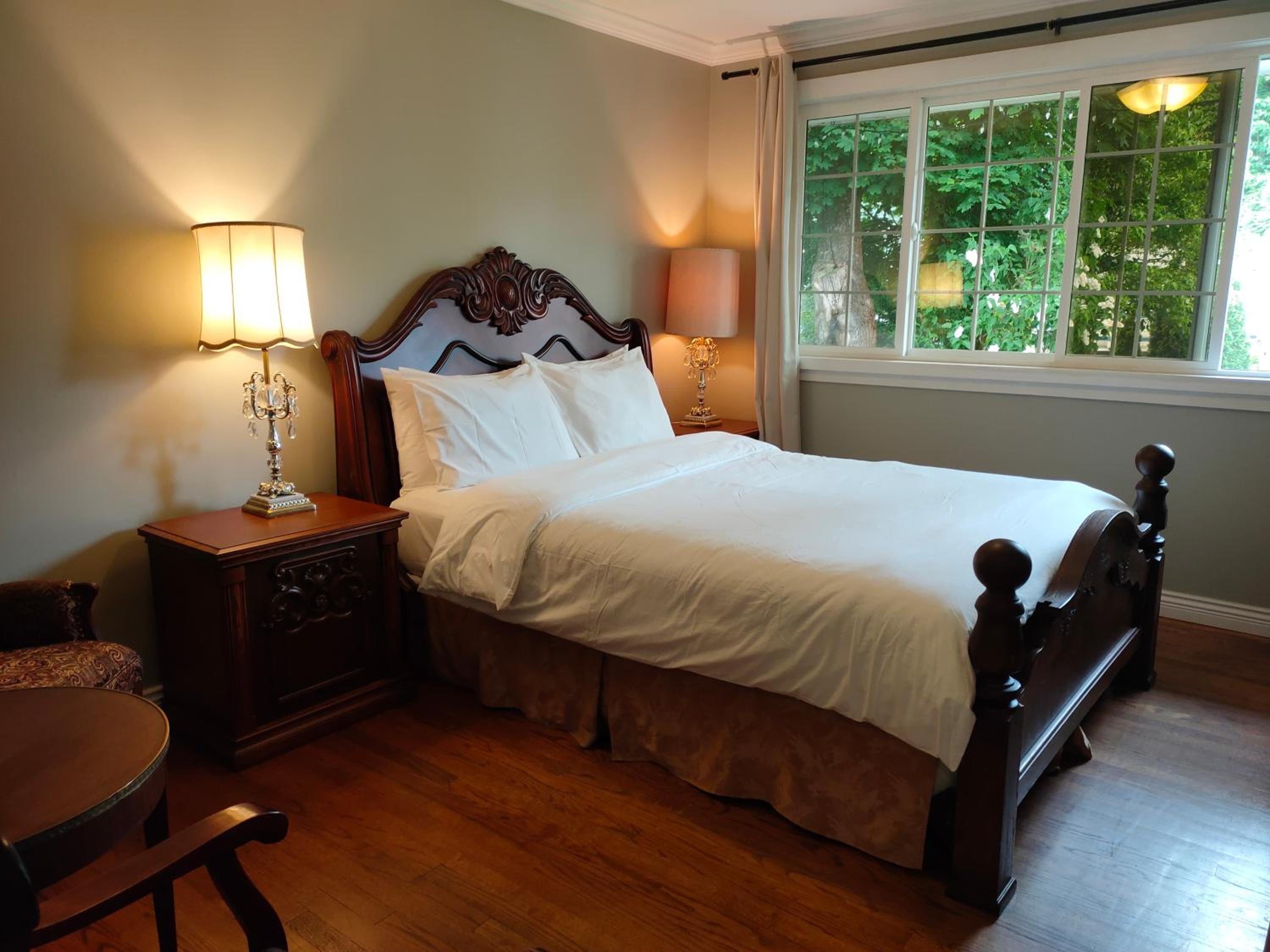 Queen Room with Private Bathroom