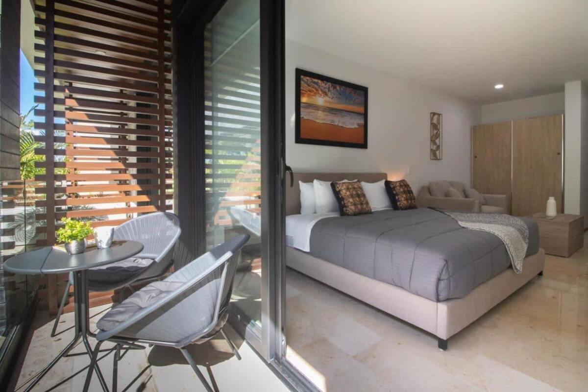 Studio Balcony & Rooftop Pool