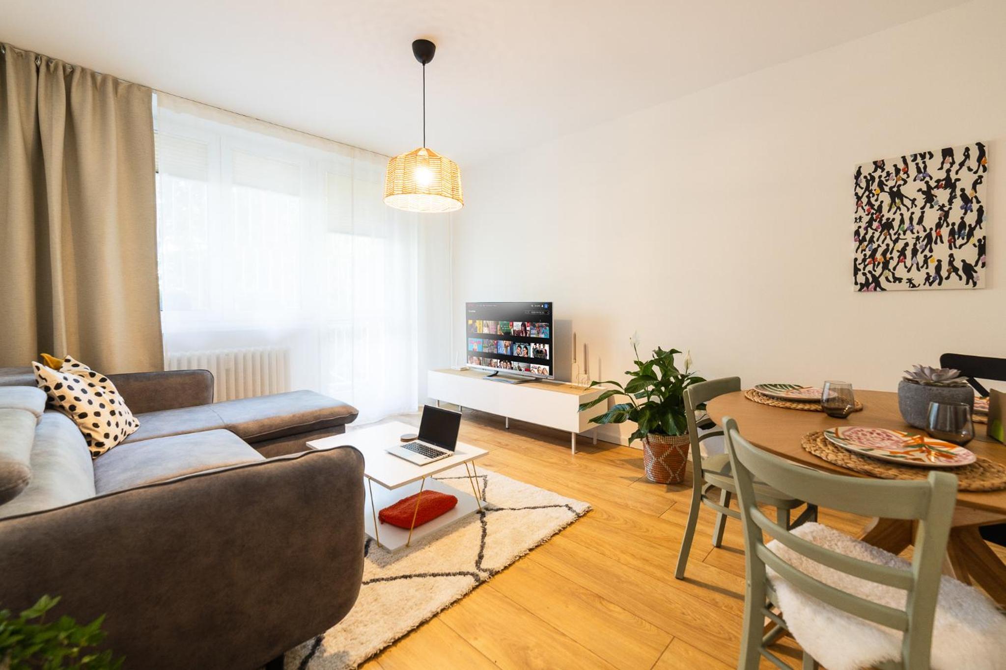 One-Bedroom Apartment photo 1