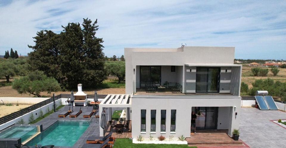 Three-Bedroom Villa photo 3