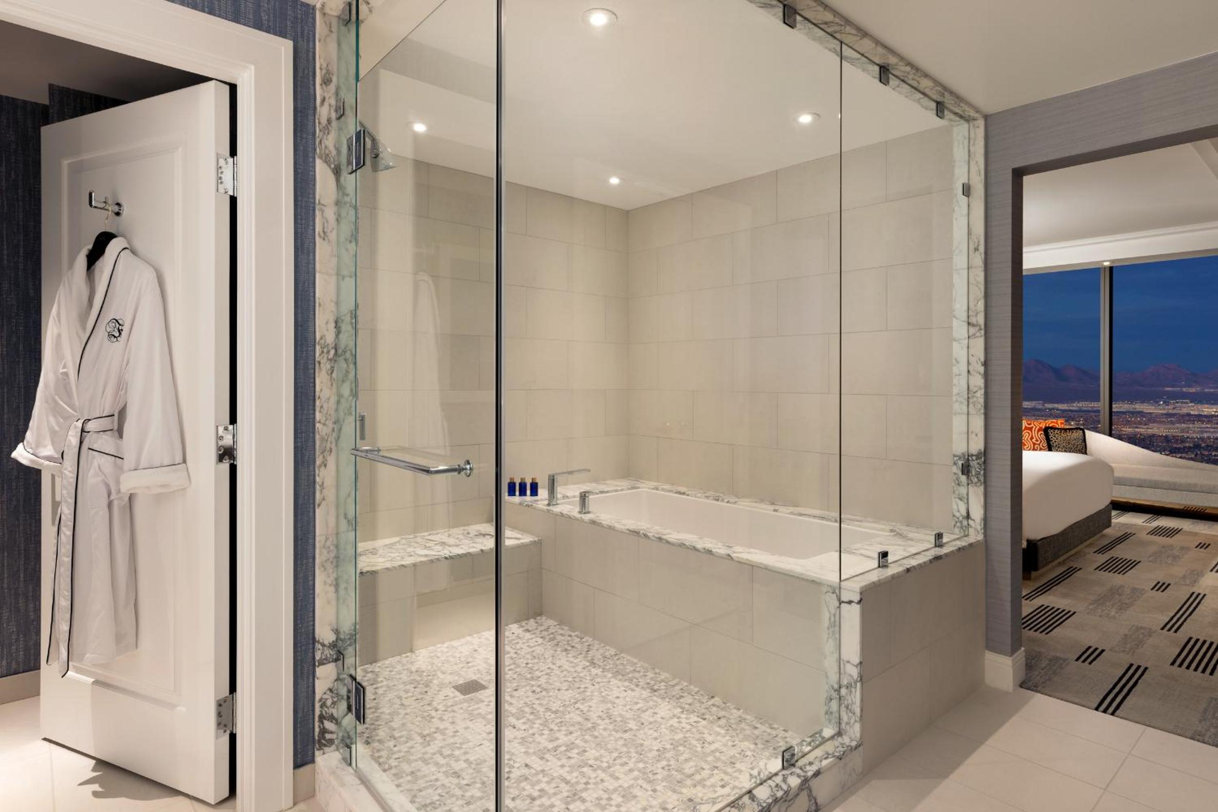 Regal Suite(No Resort Fee) - Photo 4