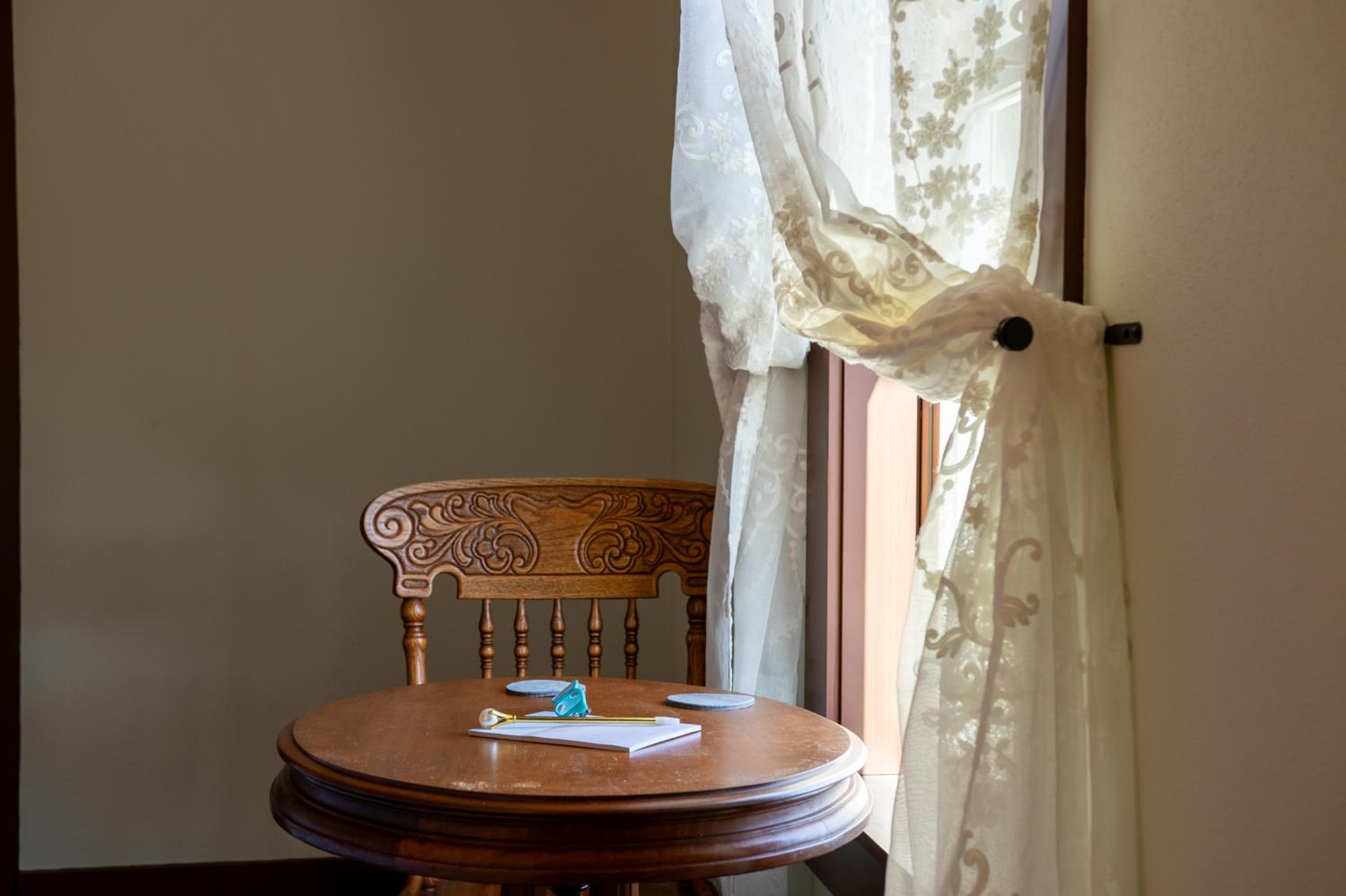 Queen Room photo 2