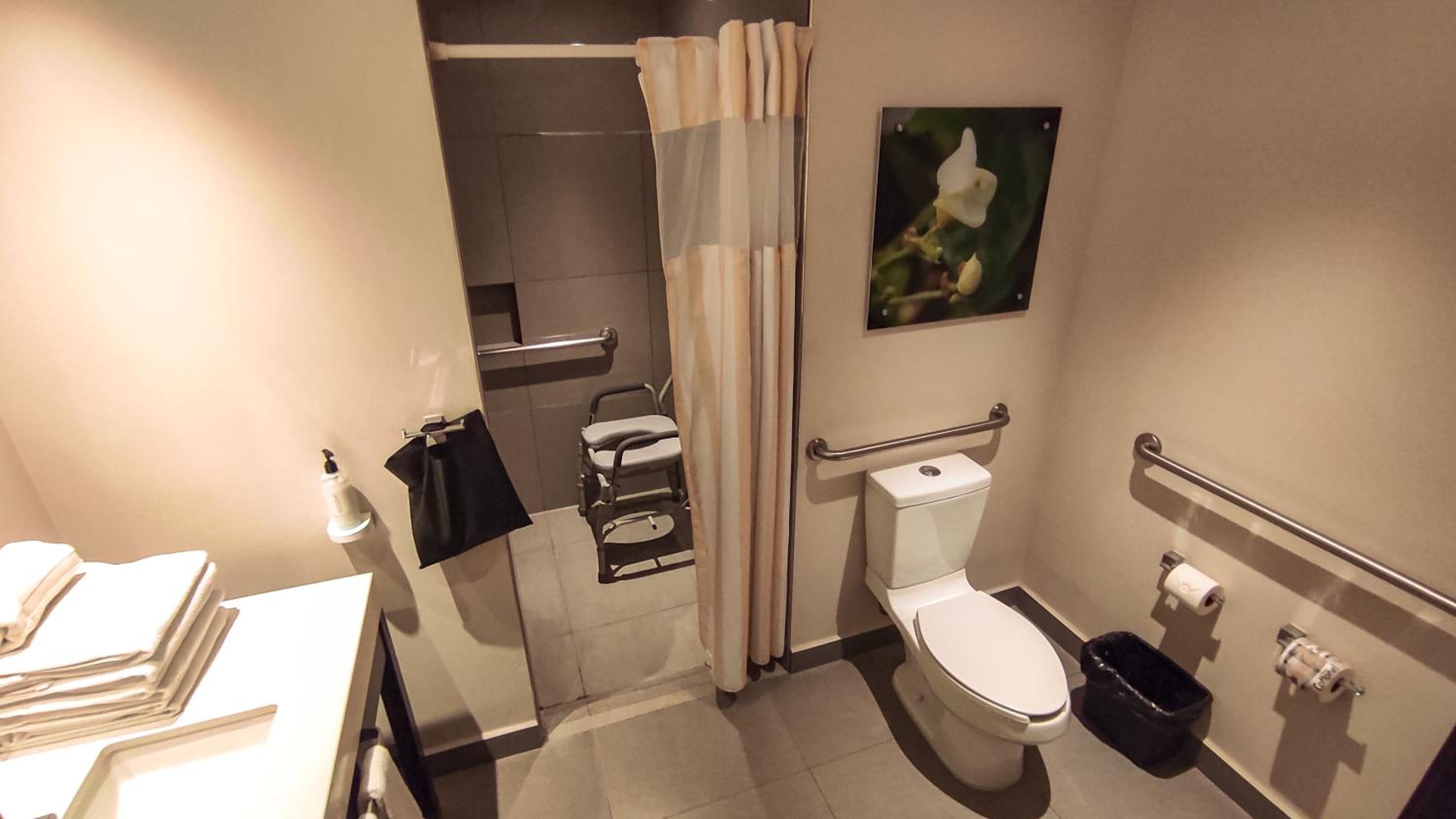 Double Room with Two Double Beds - Disability Access photo 2