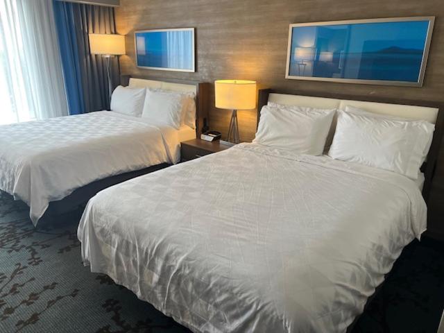 Standard Room with Two Queen Beds - Photo 2