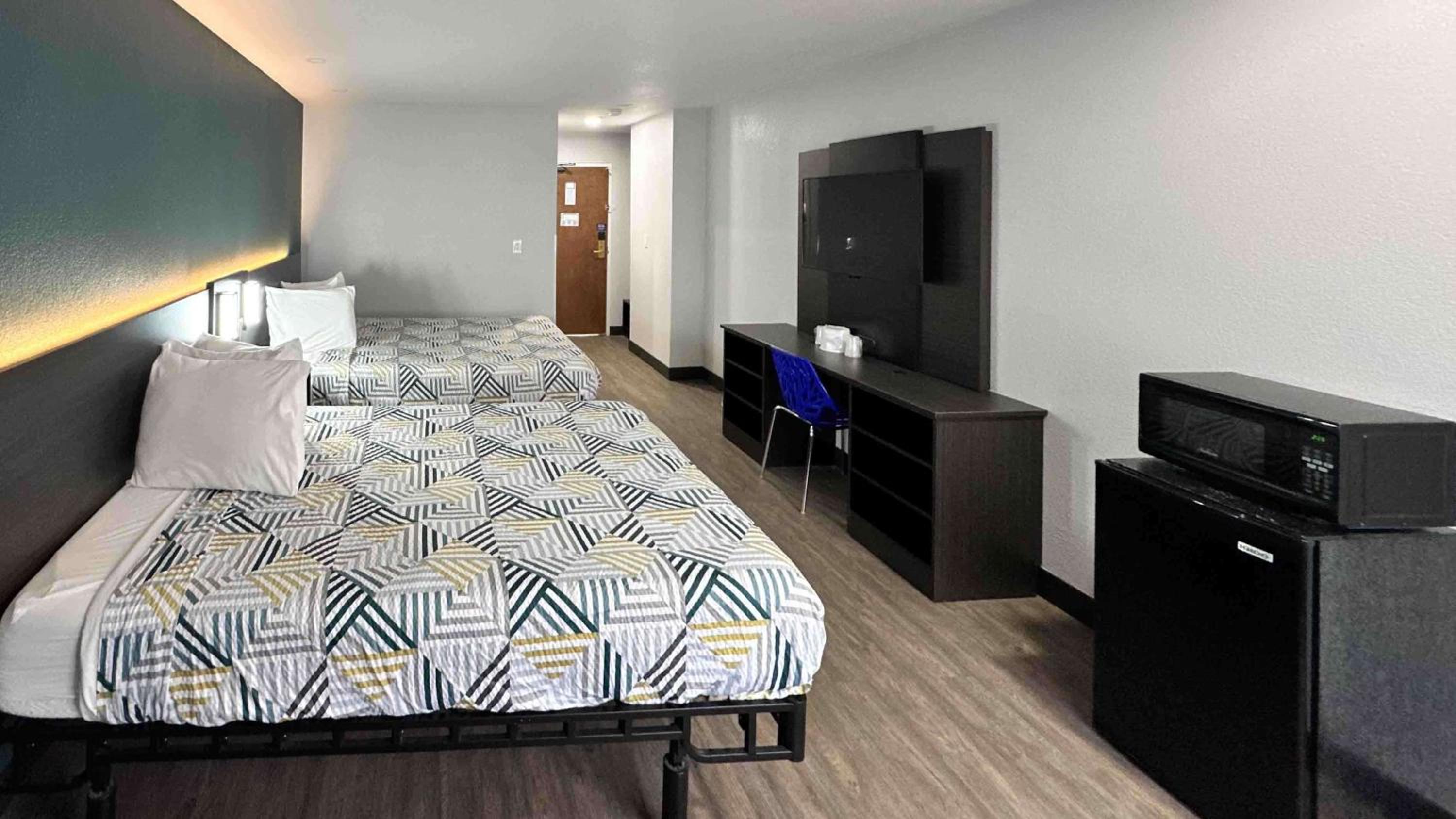 Queen Room with Two Queen Beds - Non-Smoking photo 2