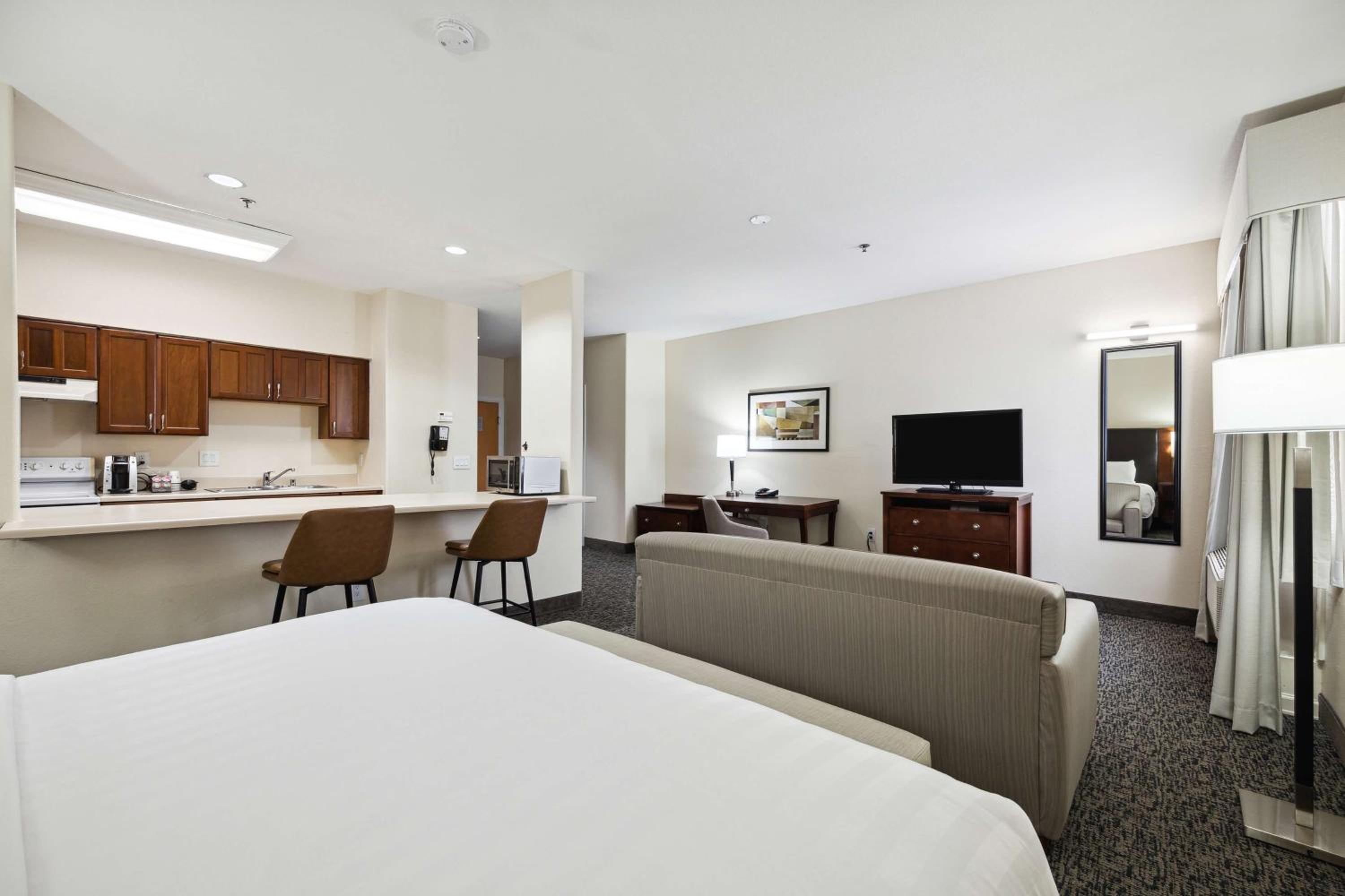 King Suite with Kitchen - Photo 6