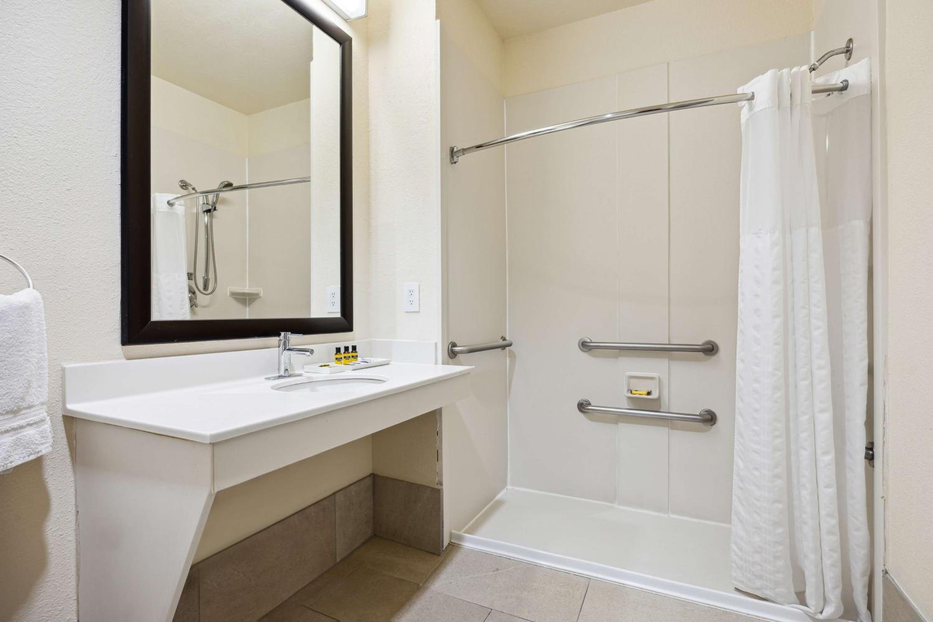Queen Room with Two Queen Beds and Roll-In Shower - Mobility Access/Communication Assistance/Non-Smoking