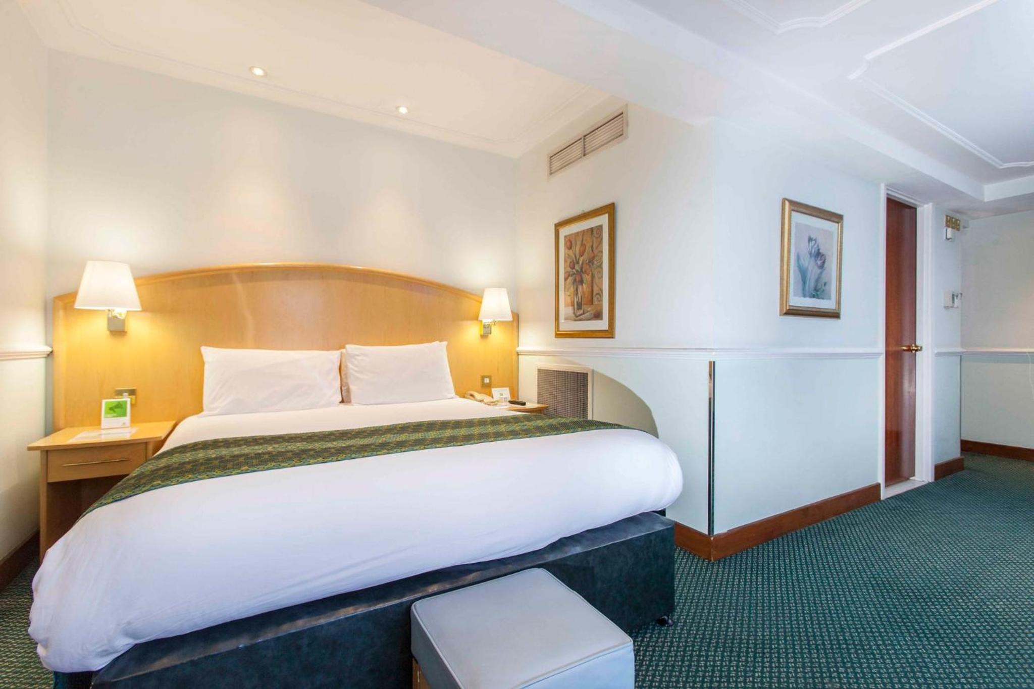 Premium Queen Room with Street View photo 1