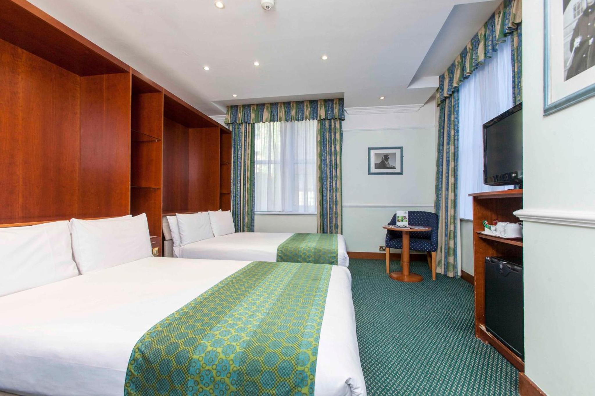 Grand Double Room with Two Double Beds and Welbeck Street View photo 3