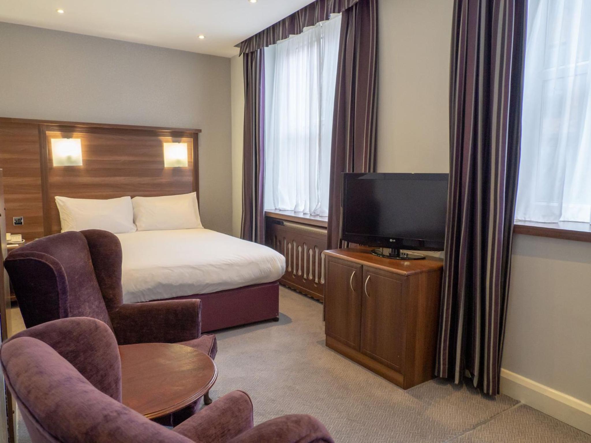 Grand Double Room with Two Double Beds and Welbeck Street View, photo 6