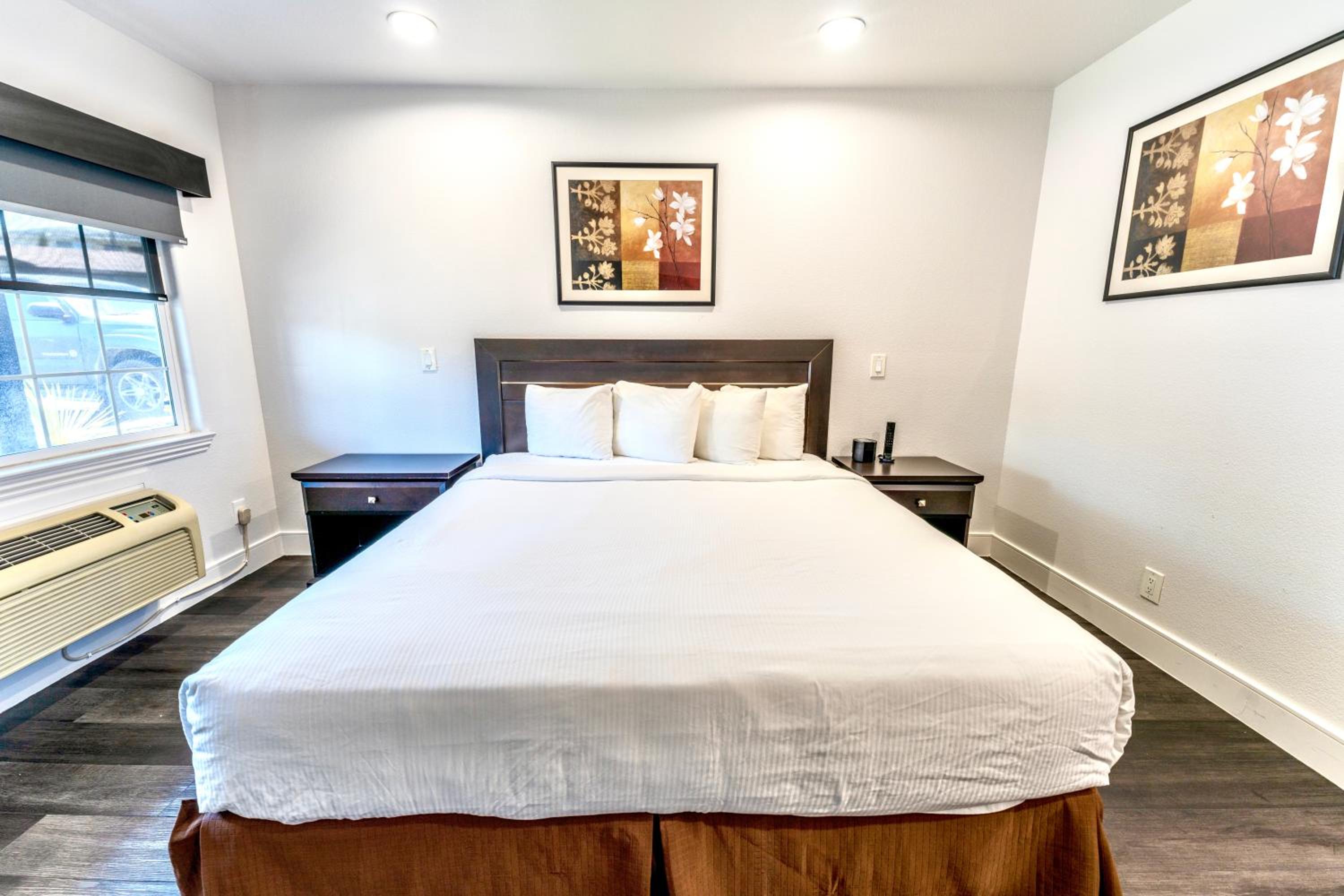 Non-Smoking - King Room - Photo 3