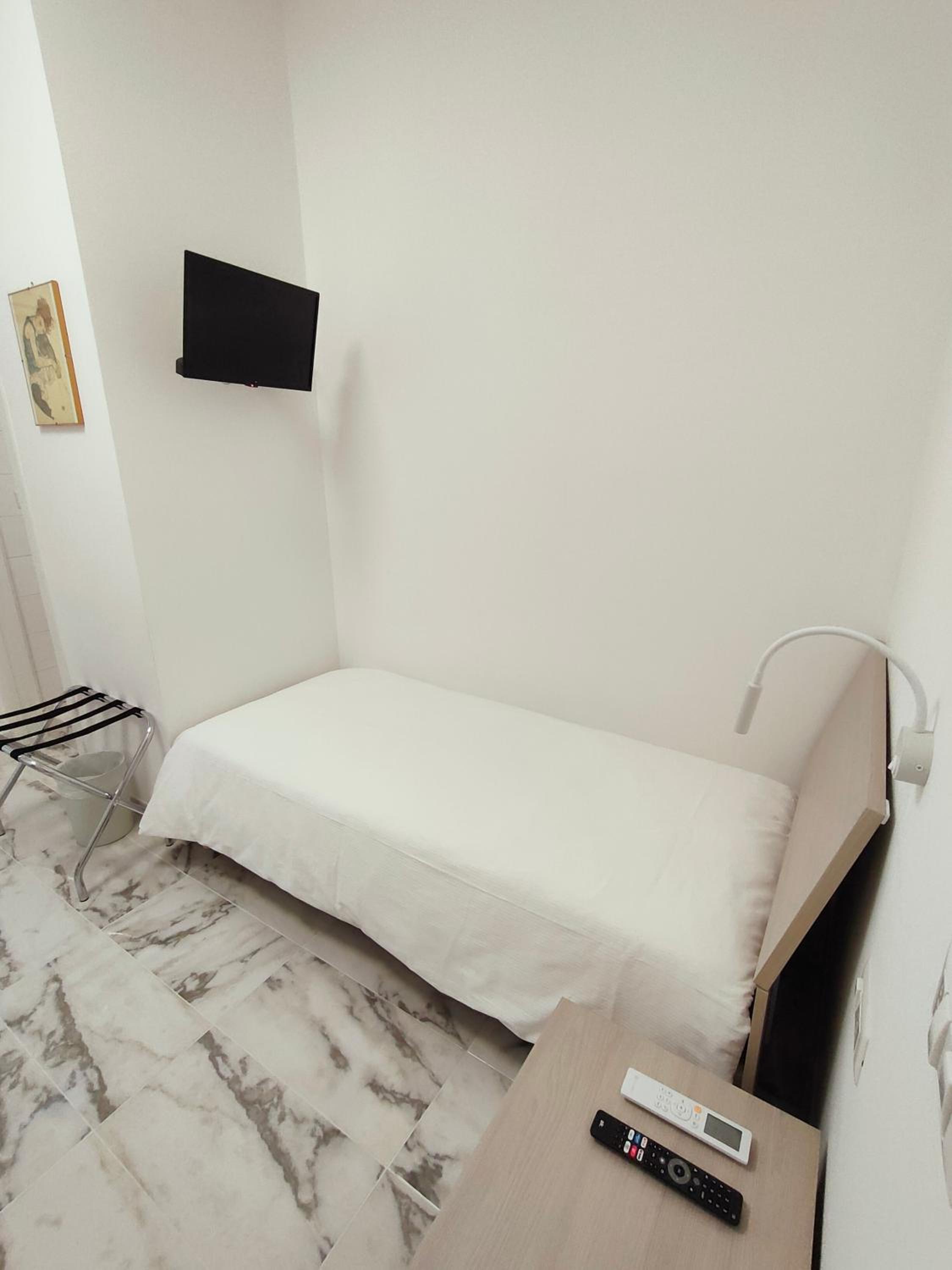 Single Room with Private Bathroom photo 3