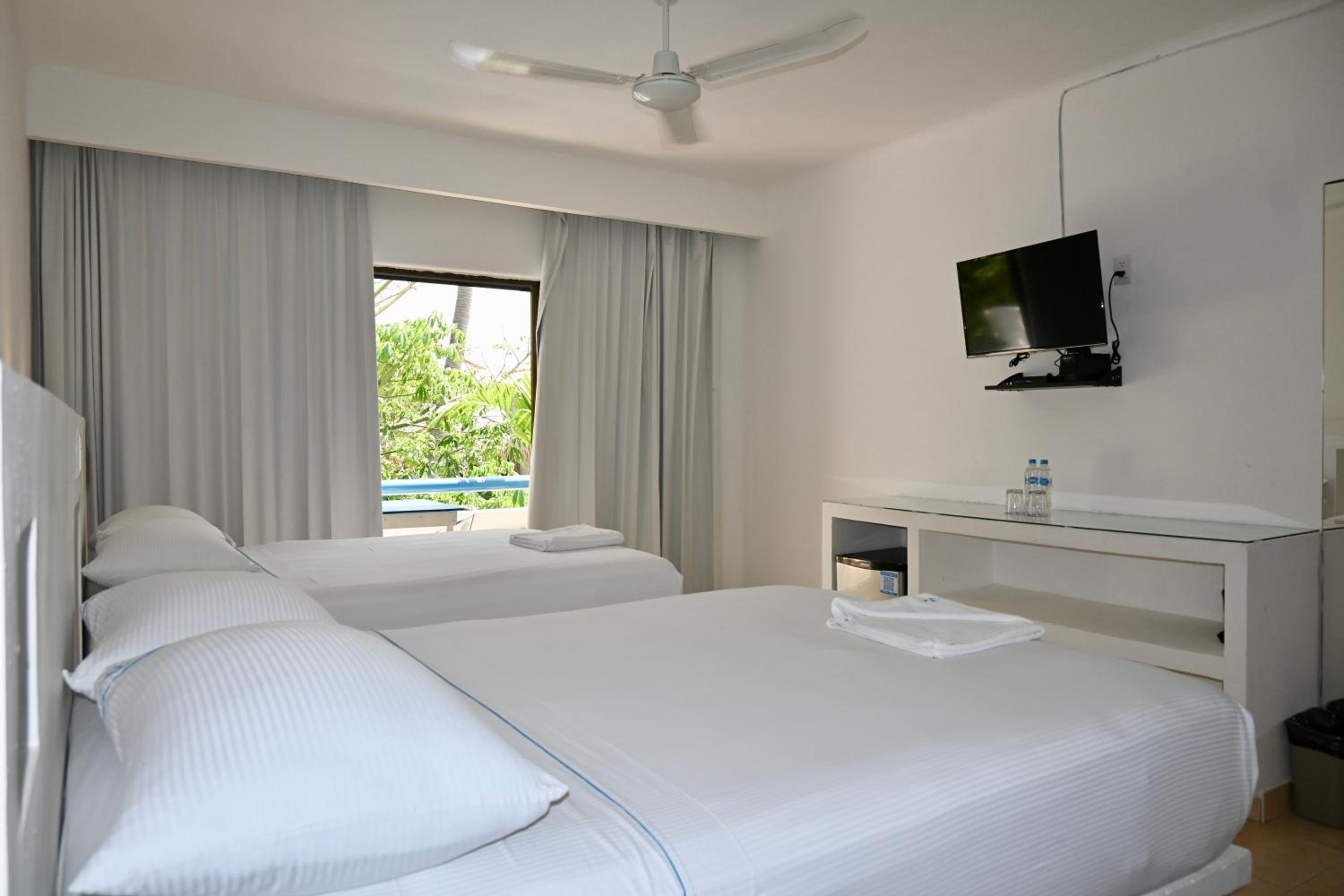 Twin Room with Balcony - Photo 2