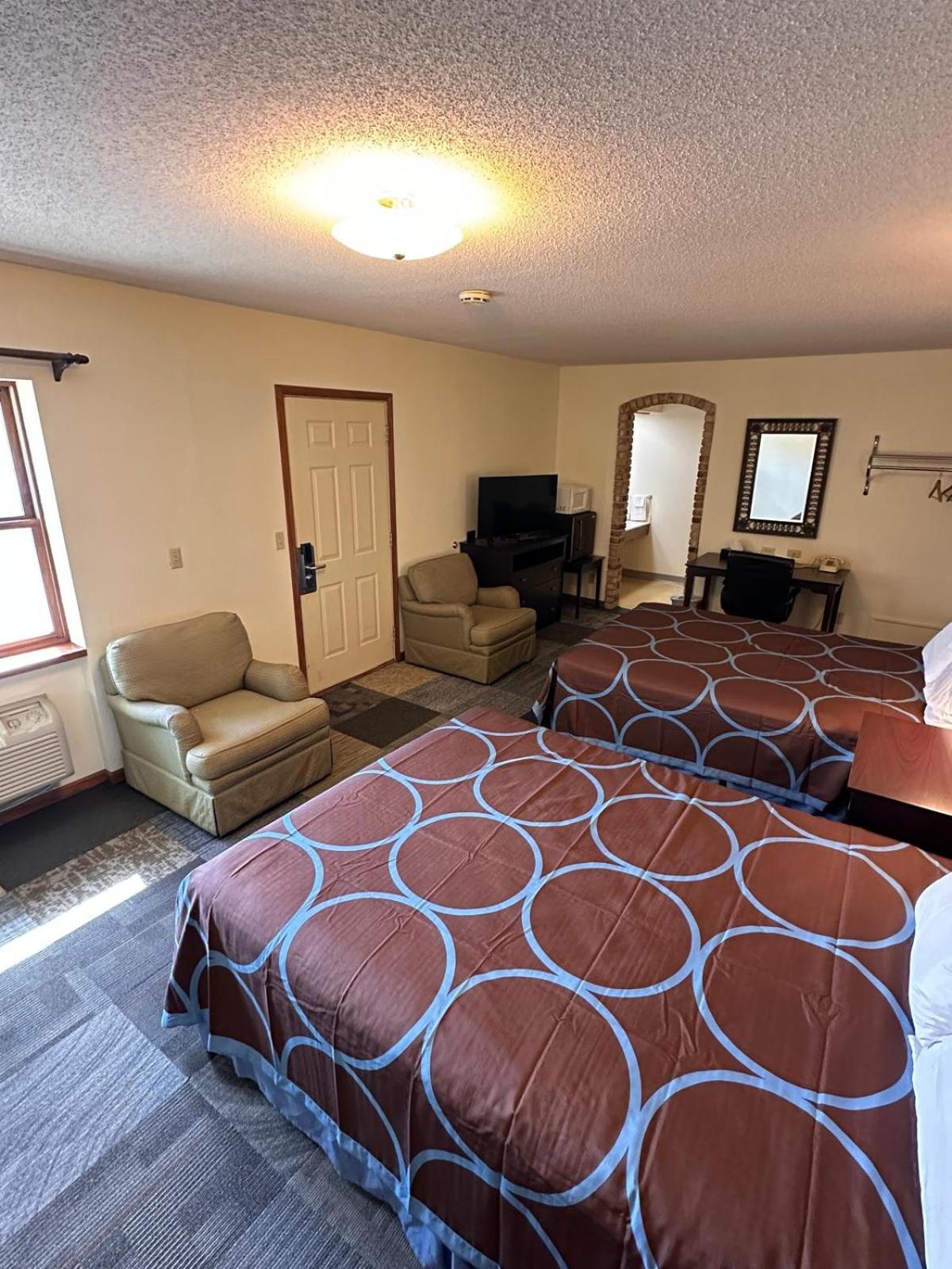 Queen Room with Two Queen Beds - Non-Smoking photo 1