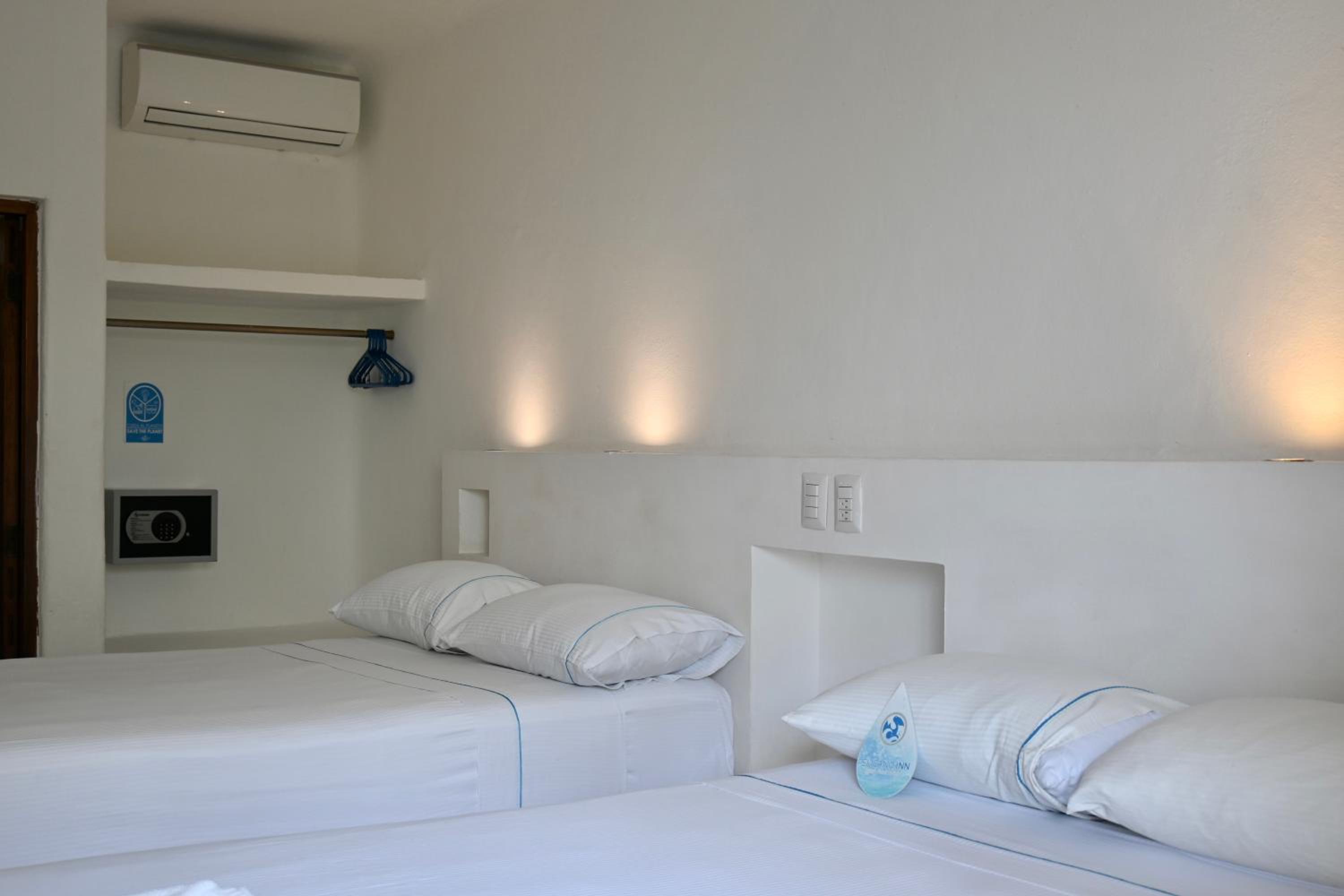 Twin Room with Balcony - Photo 10