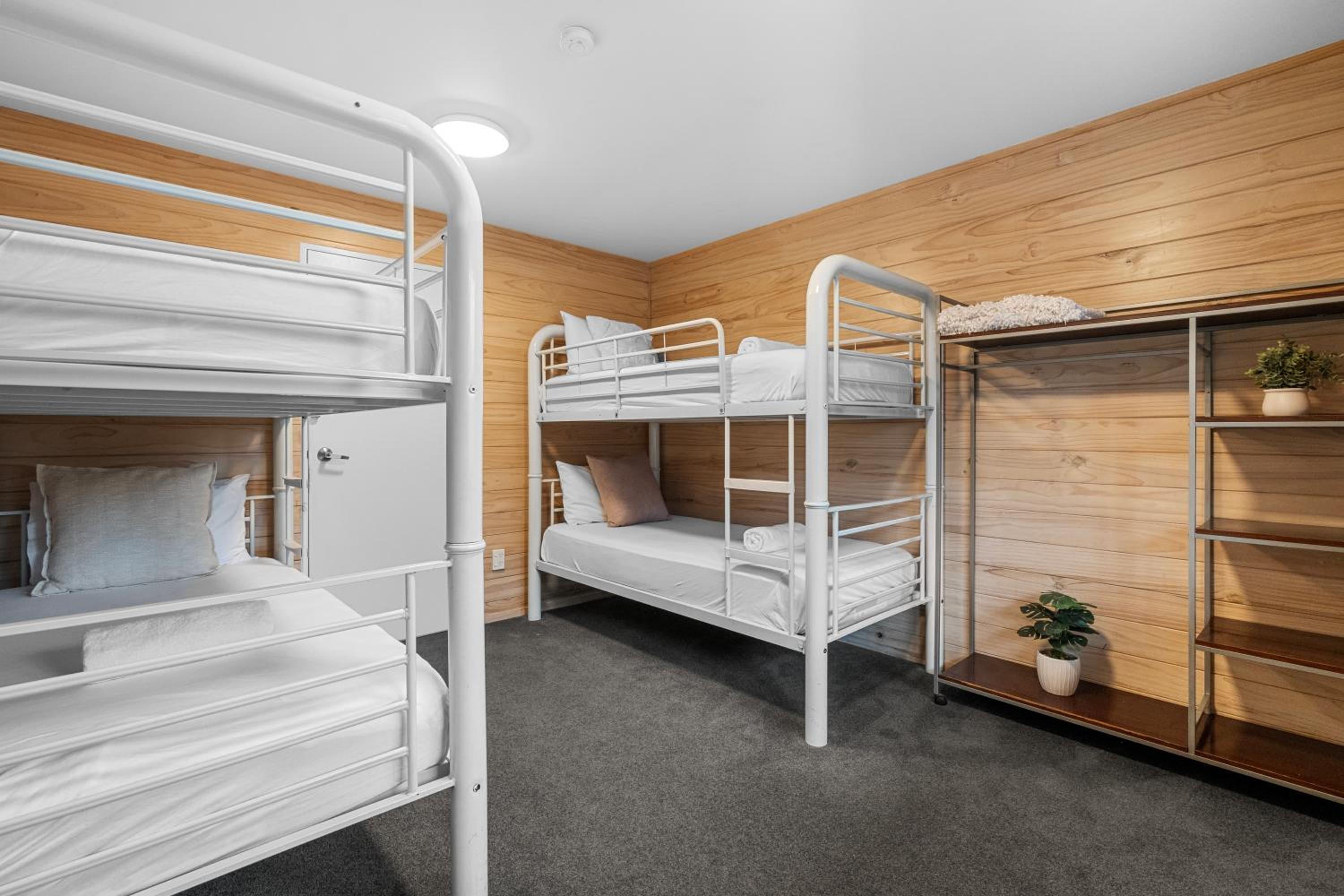 Self Contained Unit - 2 Room - Photo 7