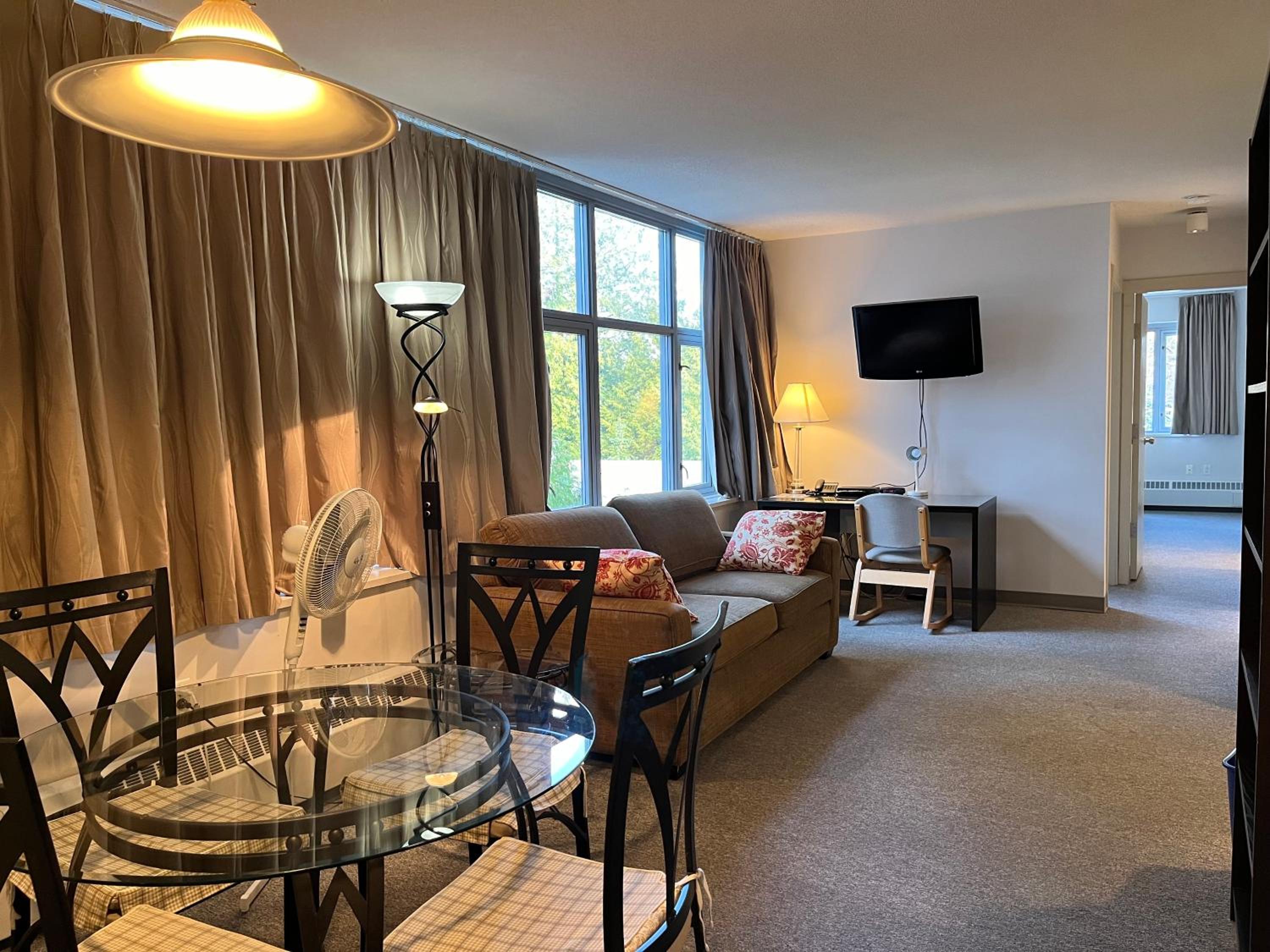 Two-Bedroom Apartment With 2 Shower Tub