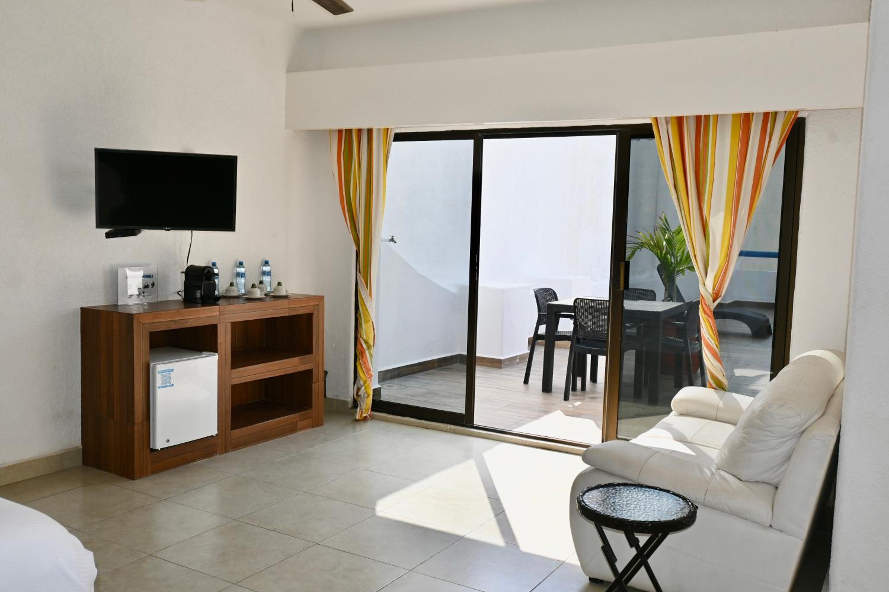 Deluxe Family Suite - Photo 8