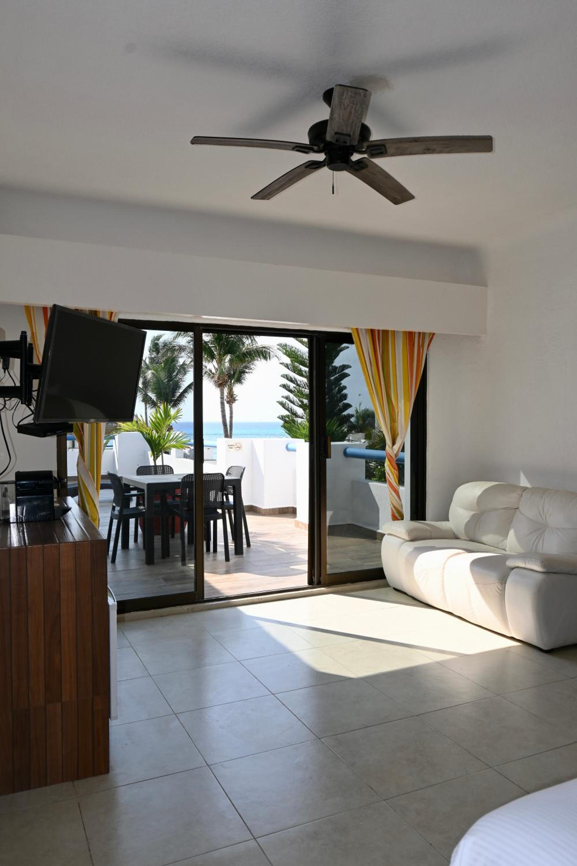 Deluxe Family Suite - Photo 9