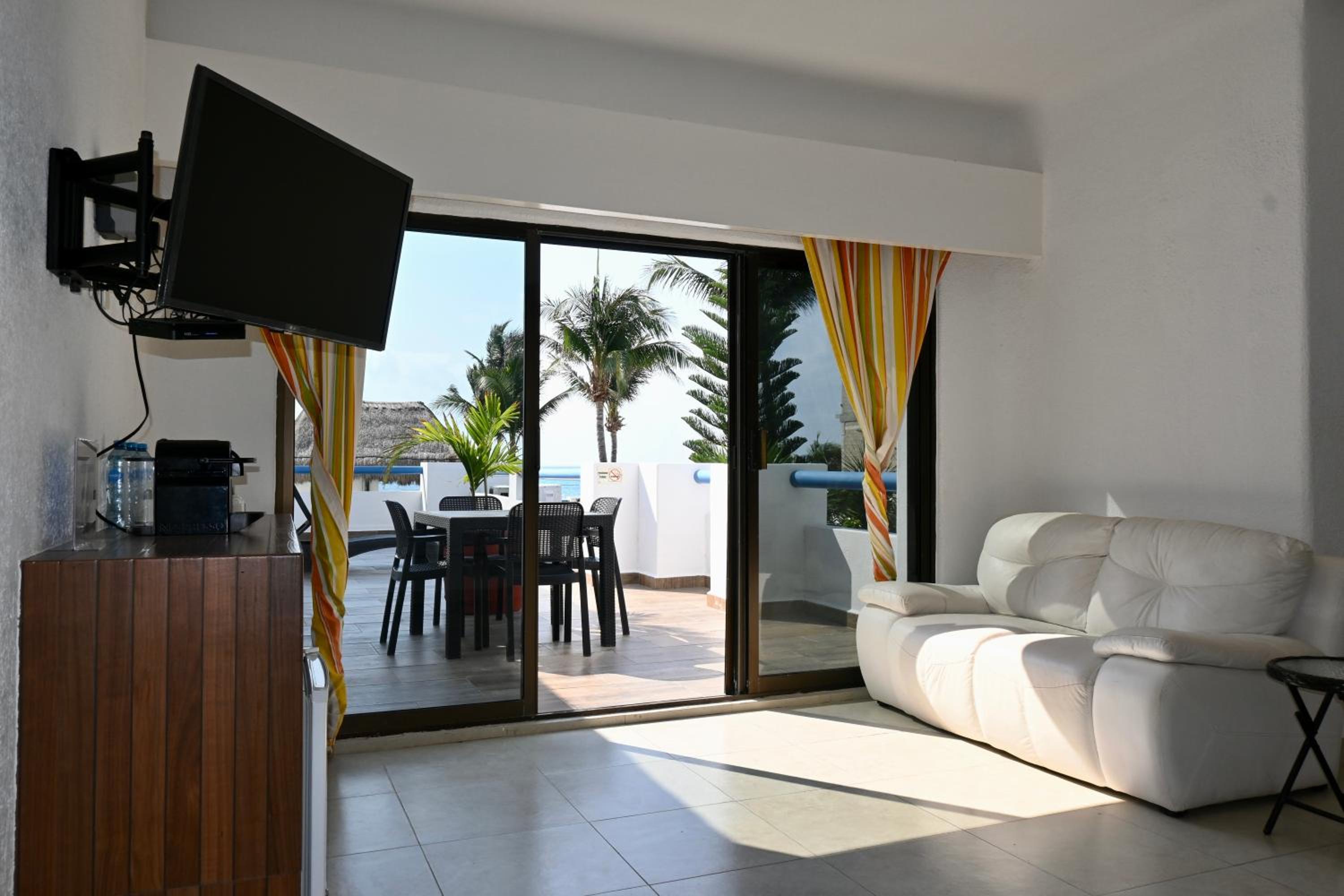 Deluxe Family Suite - Photo 10