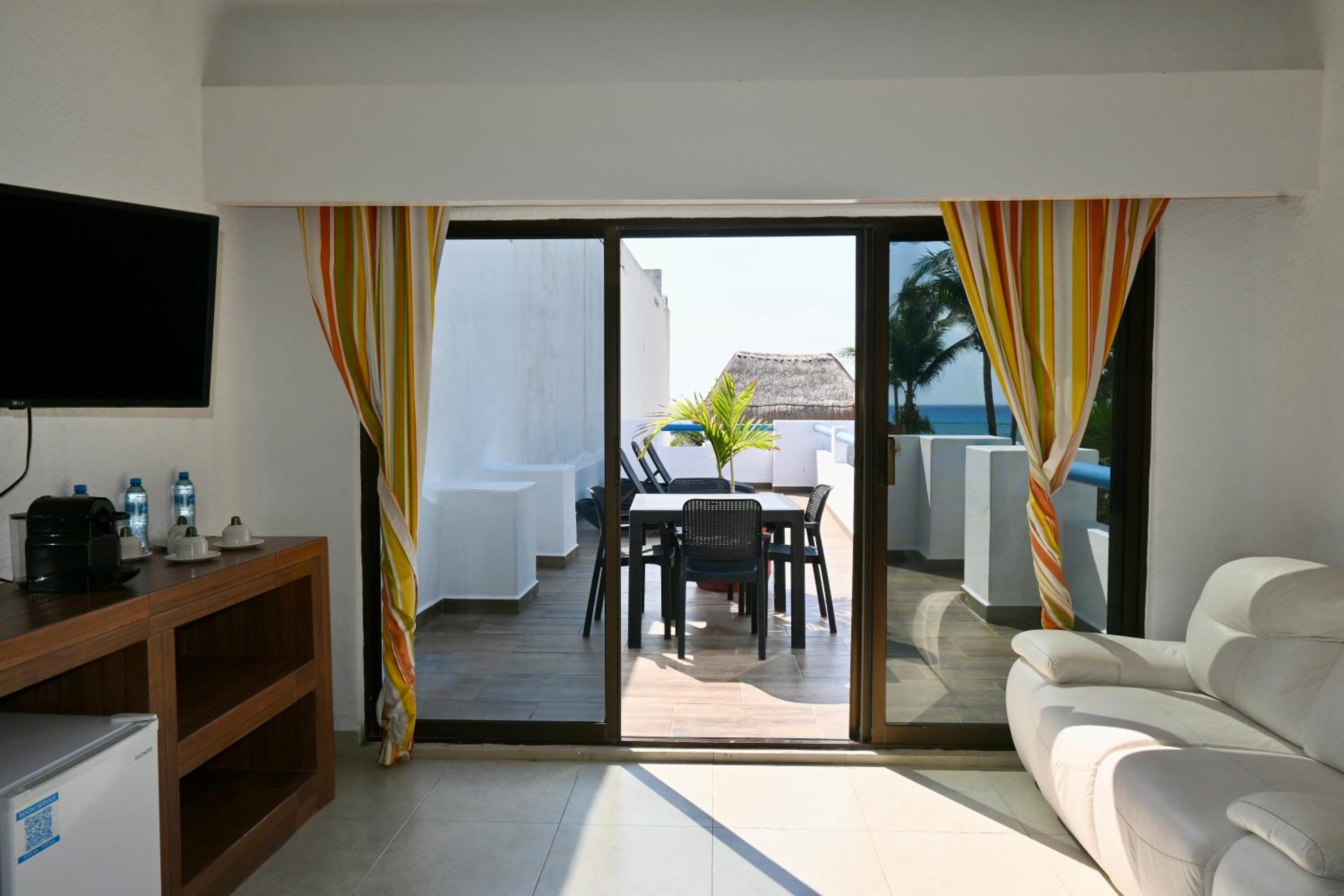 Deluxe Family Suite - Photo 18
