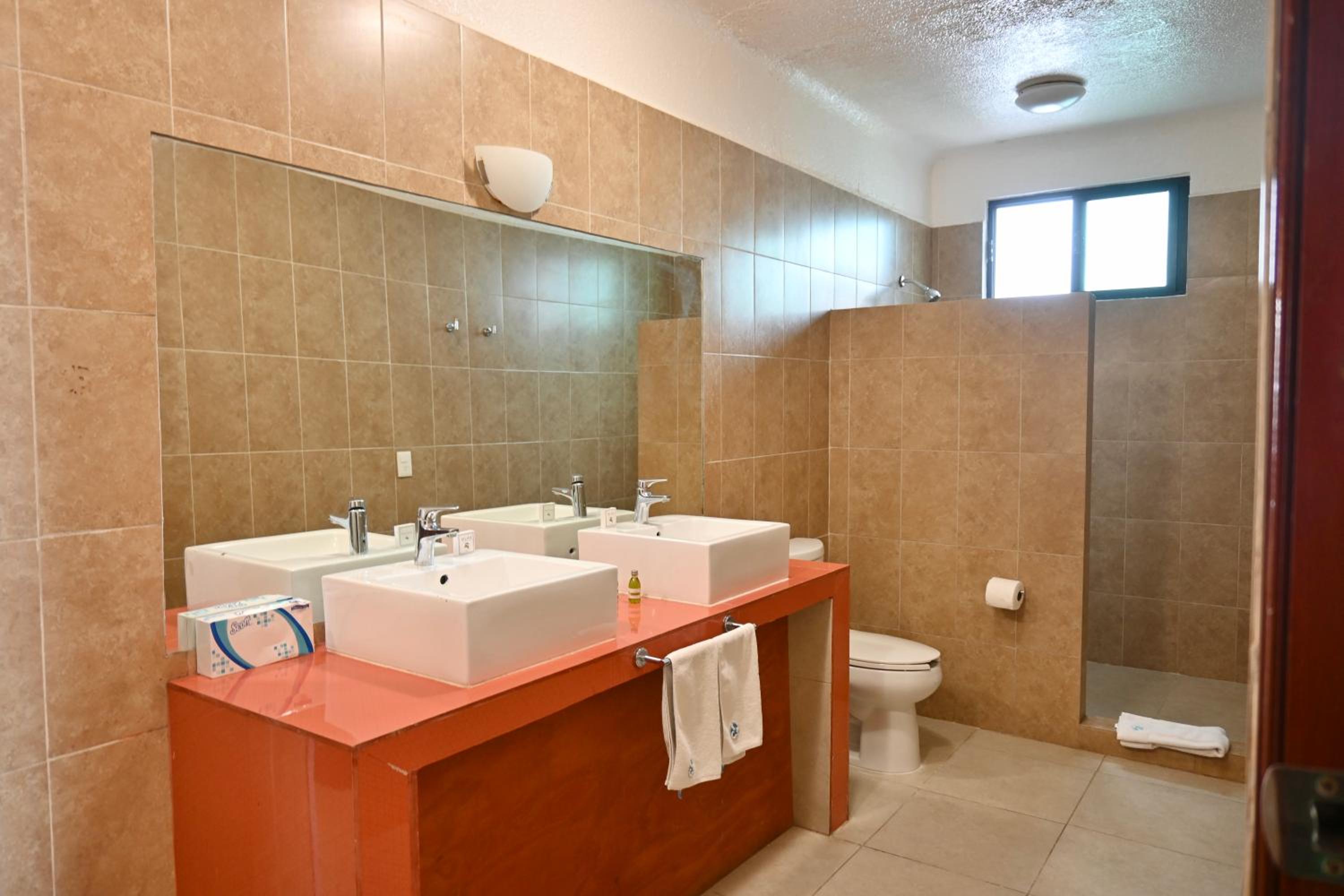 Deluxe Family Suite - Photo 15